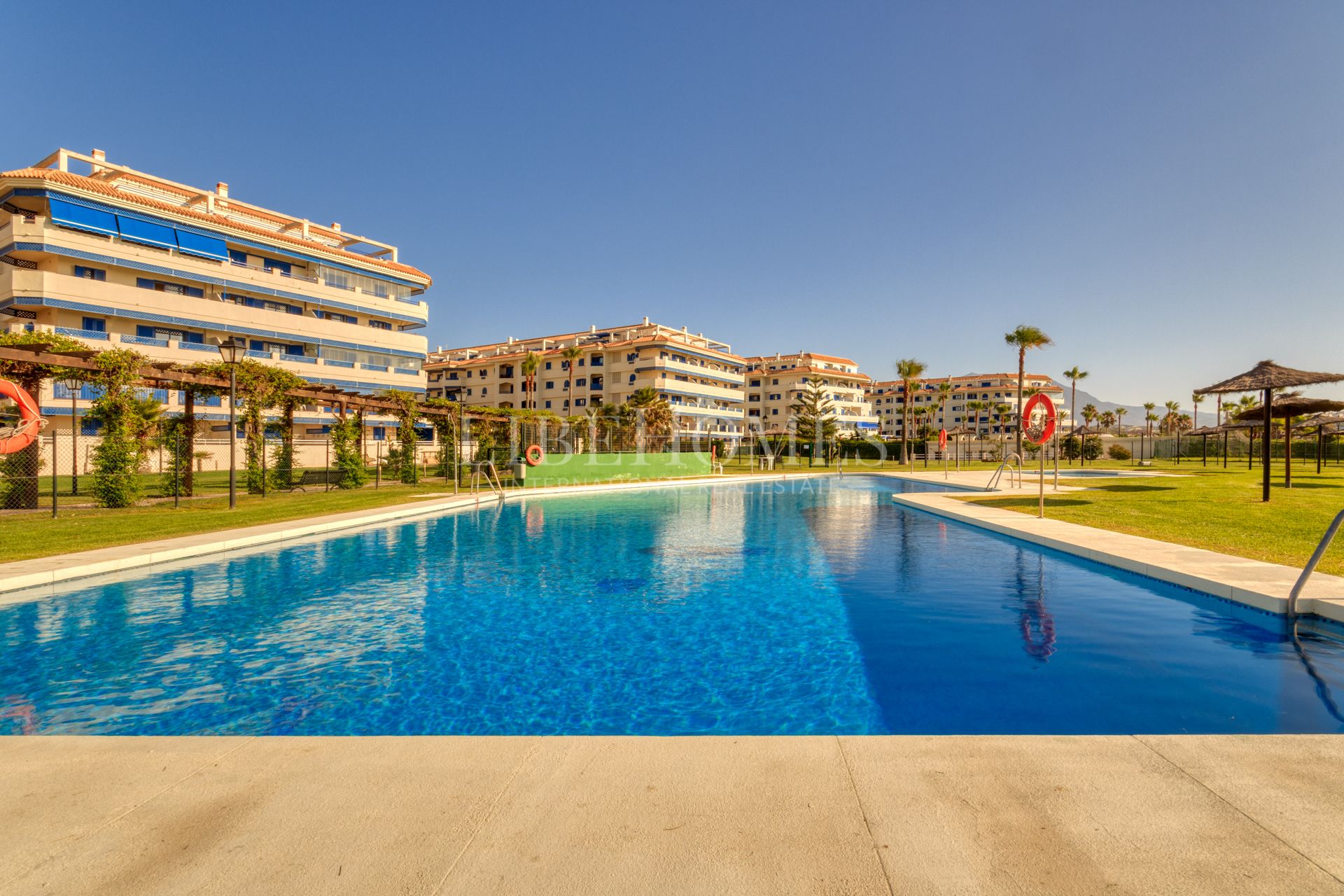 Beachfront apartment, terrace facing the sea, La Noria, Sabinillas