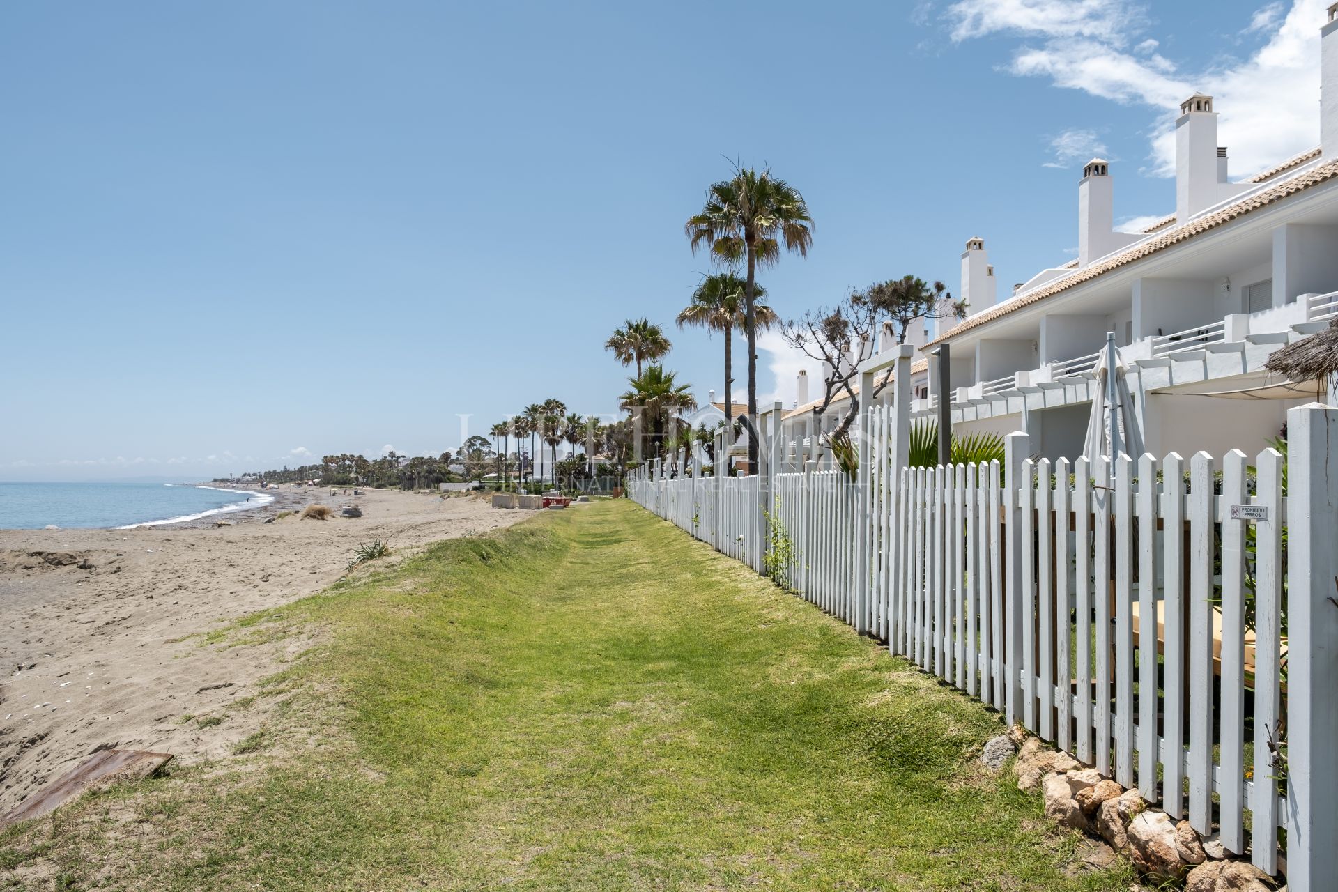 Beachfront townhouse in El Saladillo beach, New Golden Mile, Estepona