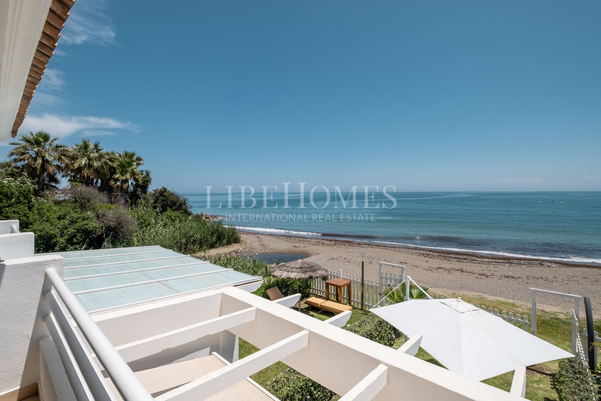 Beachfront townhouse in El Saladillo beach, New Golden Mile, Estepona
