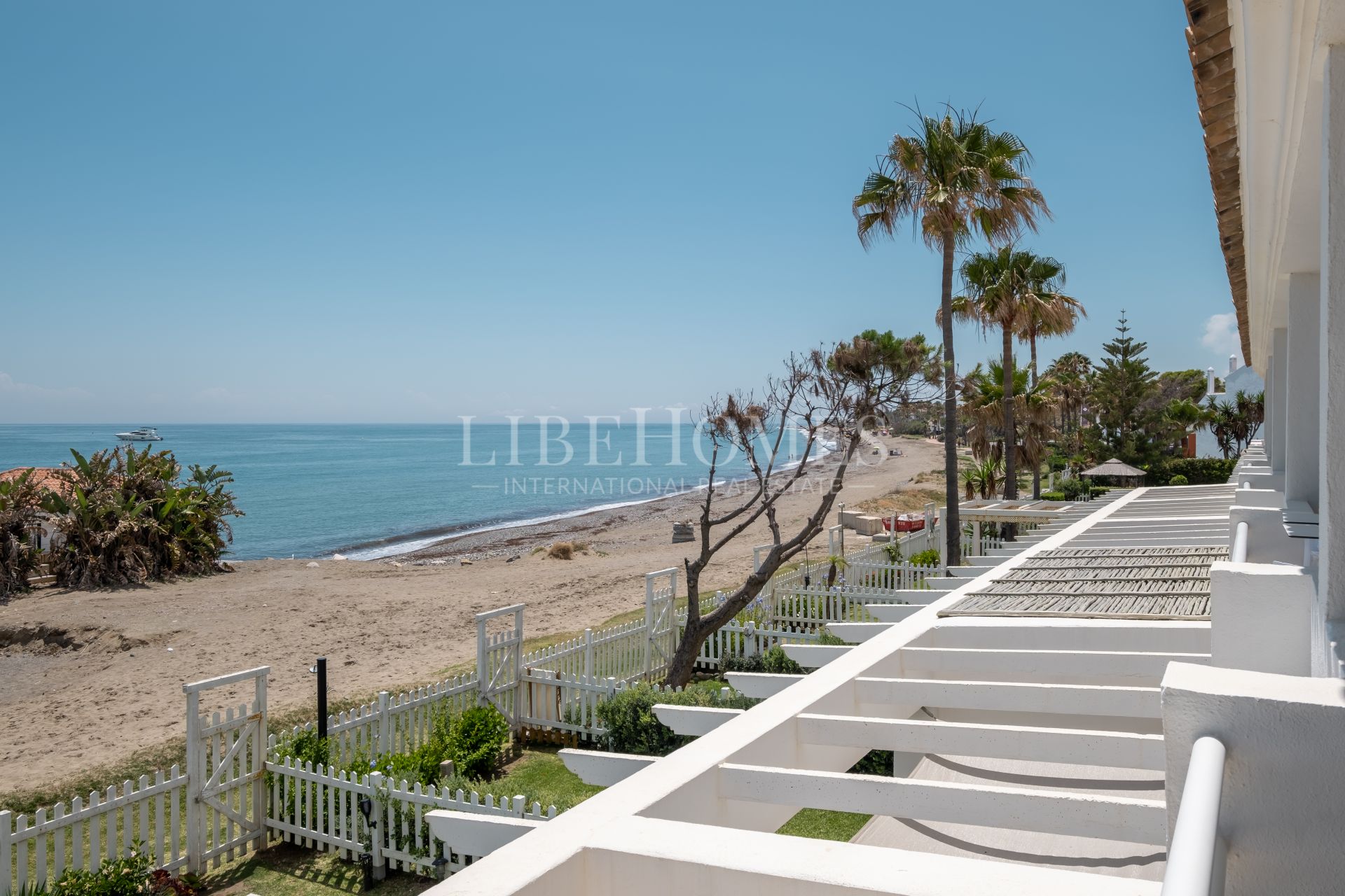 Beachfront townhouse in El Saladillo beach, New Golden Mile, Estepona