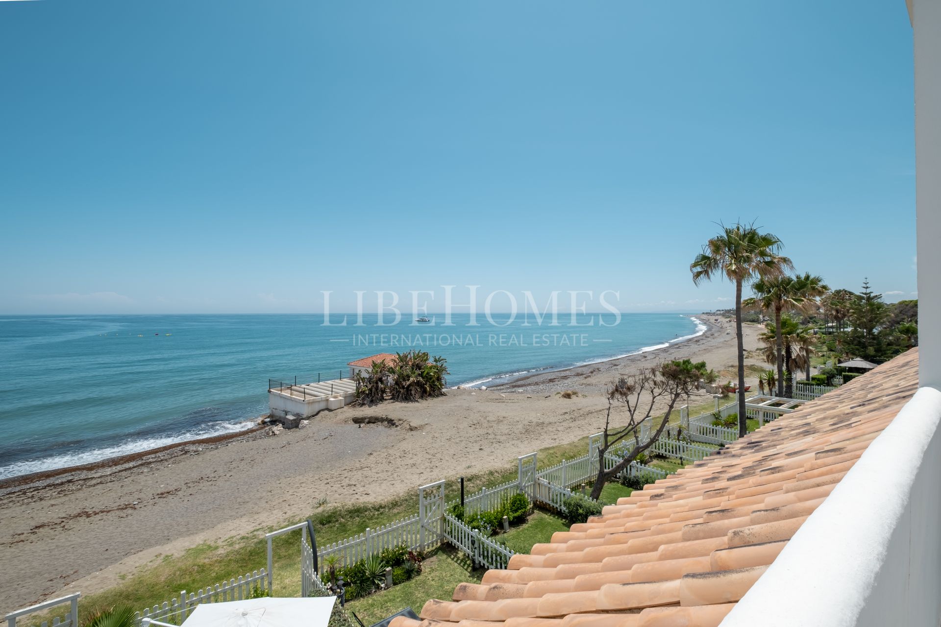 Beachfront townhouse in El Saladillo beach, New Golden Mile, Estepona