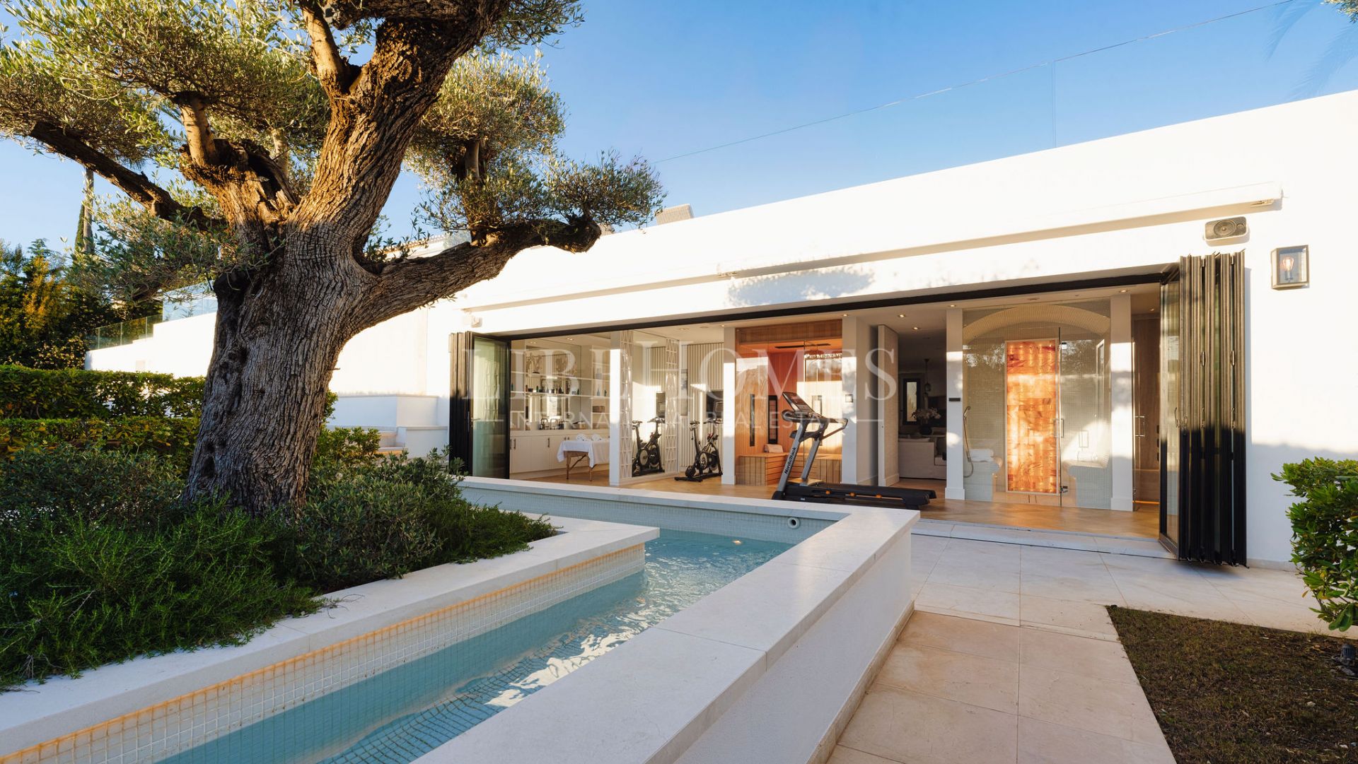 Luxury villa, frontline of Los Naranjos Golf, Nueva Andalucía, Marbella