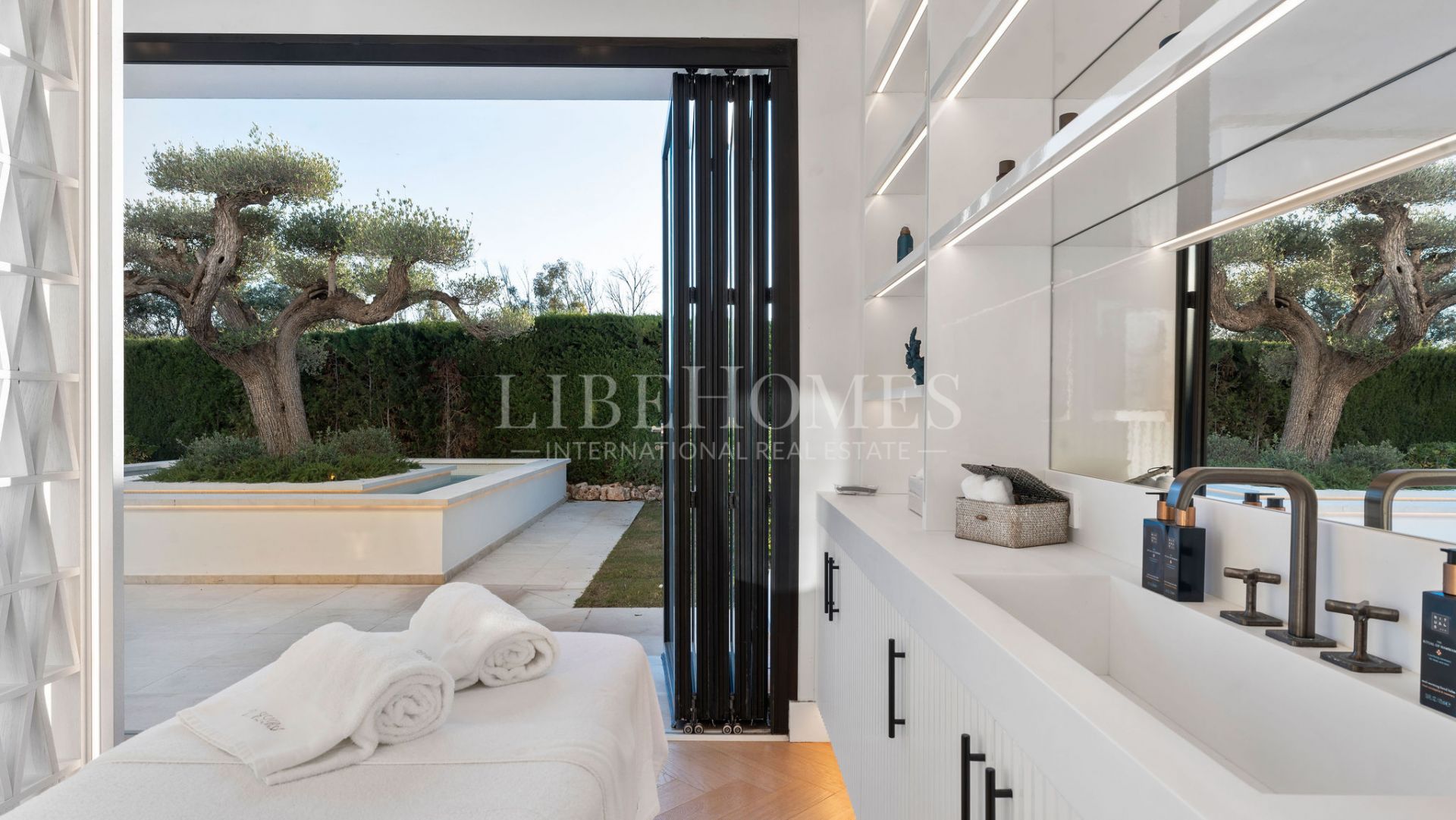 Luxury villa, frontline of Los Naranjos Golf, Nueva Andalucía, Marbella