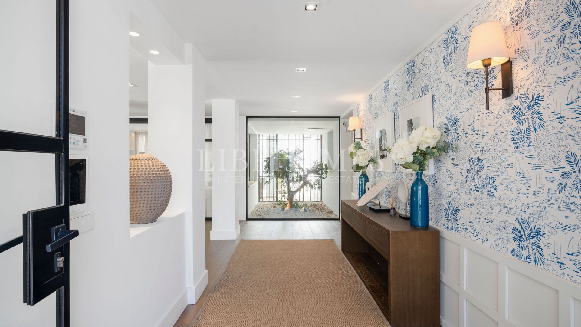 Luxury villa, frontline of Los Naranjos Golf, Nueva Andalucía, Marbella