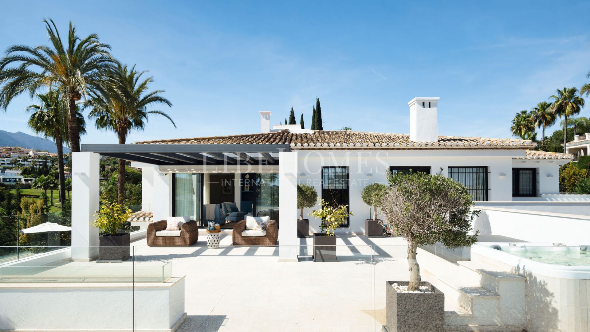 Luxury villa, frontline of Los Naranjos Golf, Nueva Andalucía, Marbella