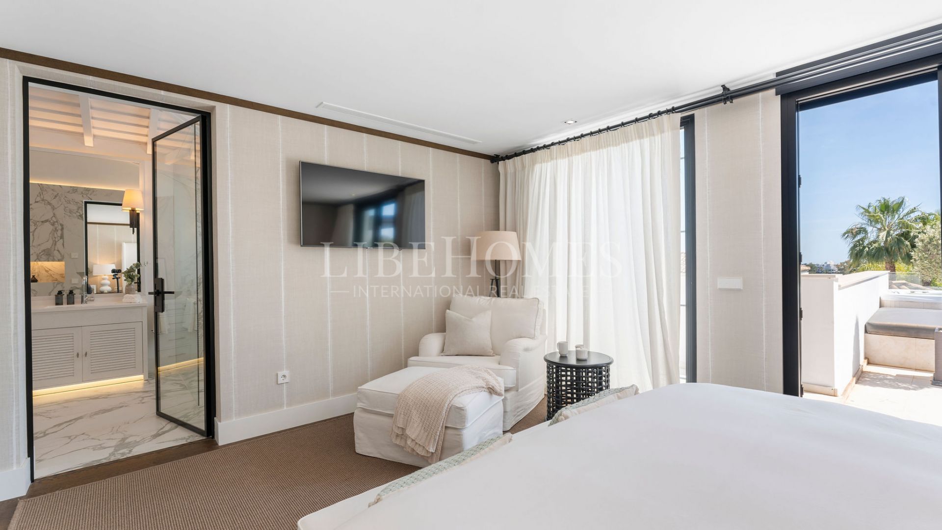 Luxury villa, frontline of Los Naranjos Golf, Nueva Andalucía, Marbella