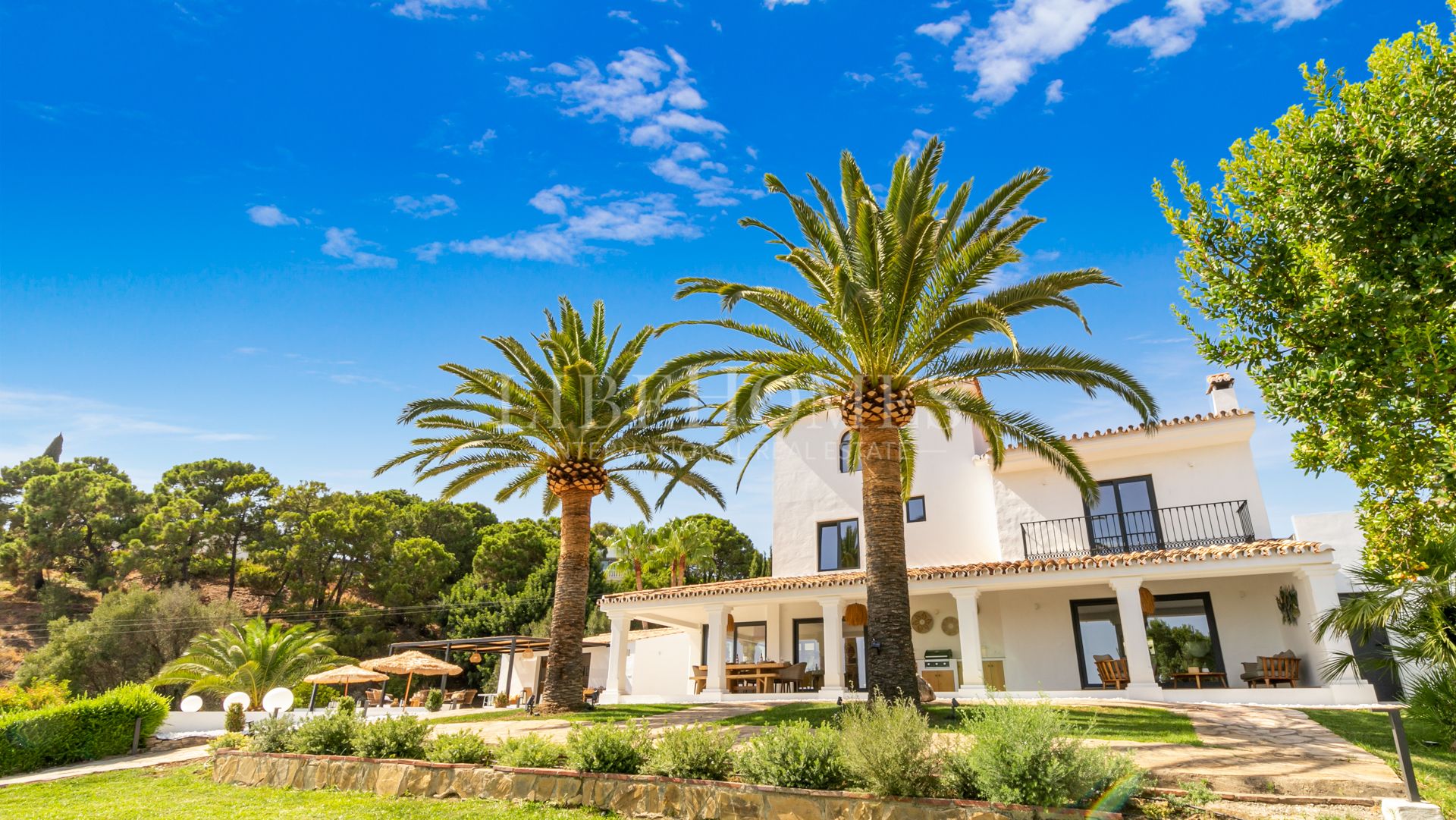 Villa for sale in Los Reales - Sierra Estepona, All Estepona