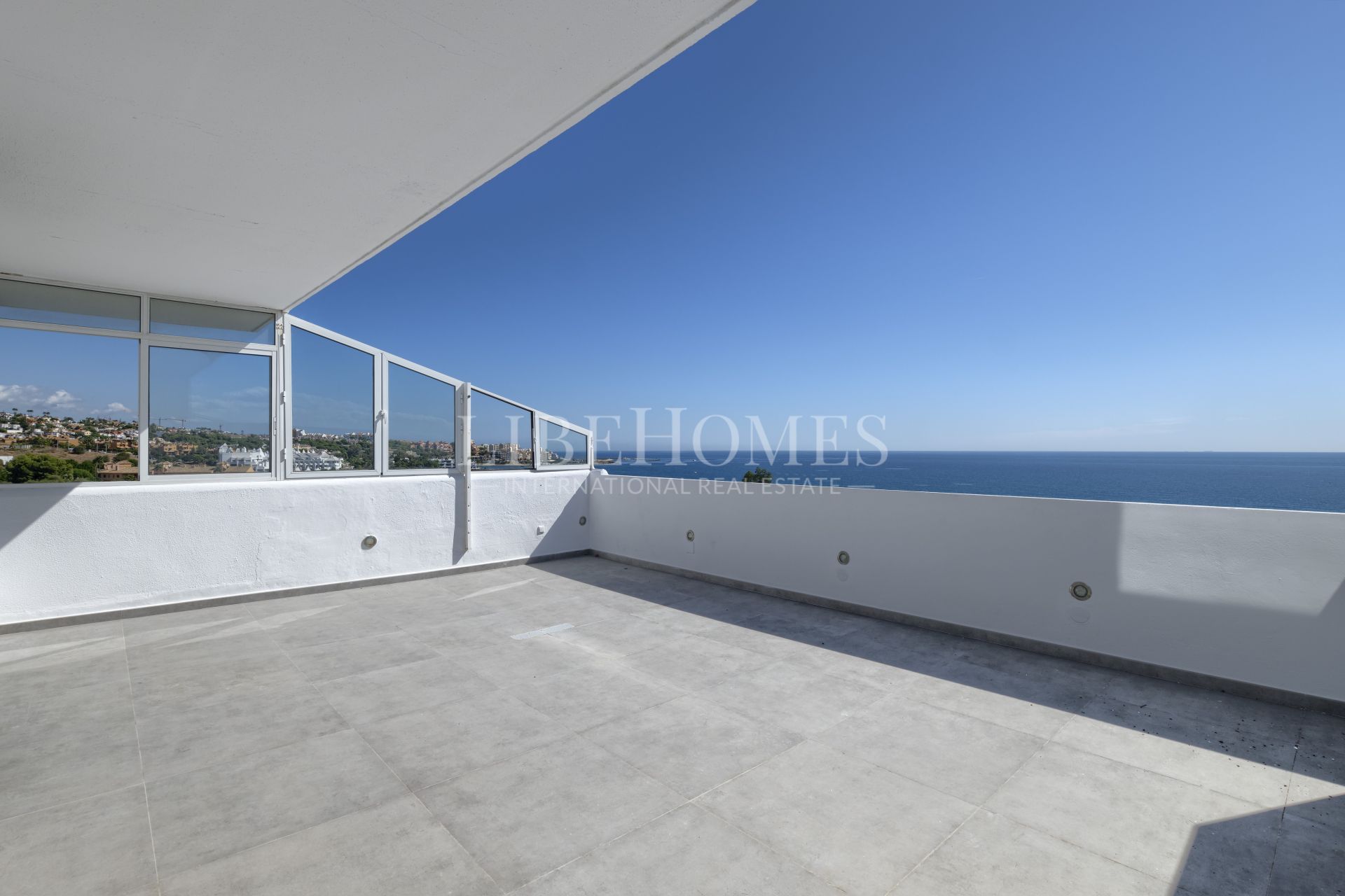 Beachfront penthouse, stunning sea views, beach west of Estepona city