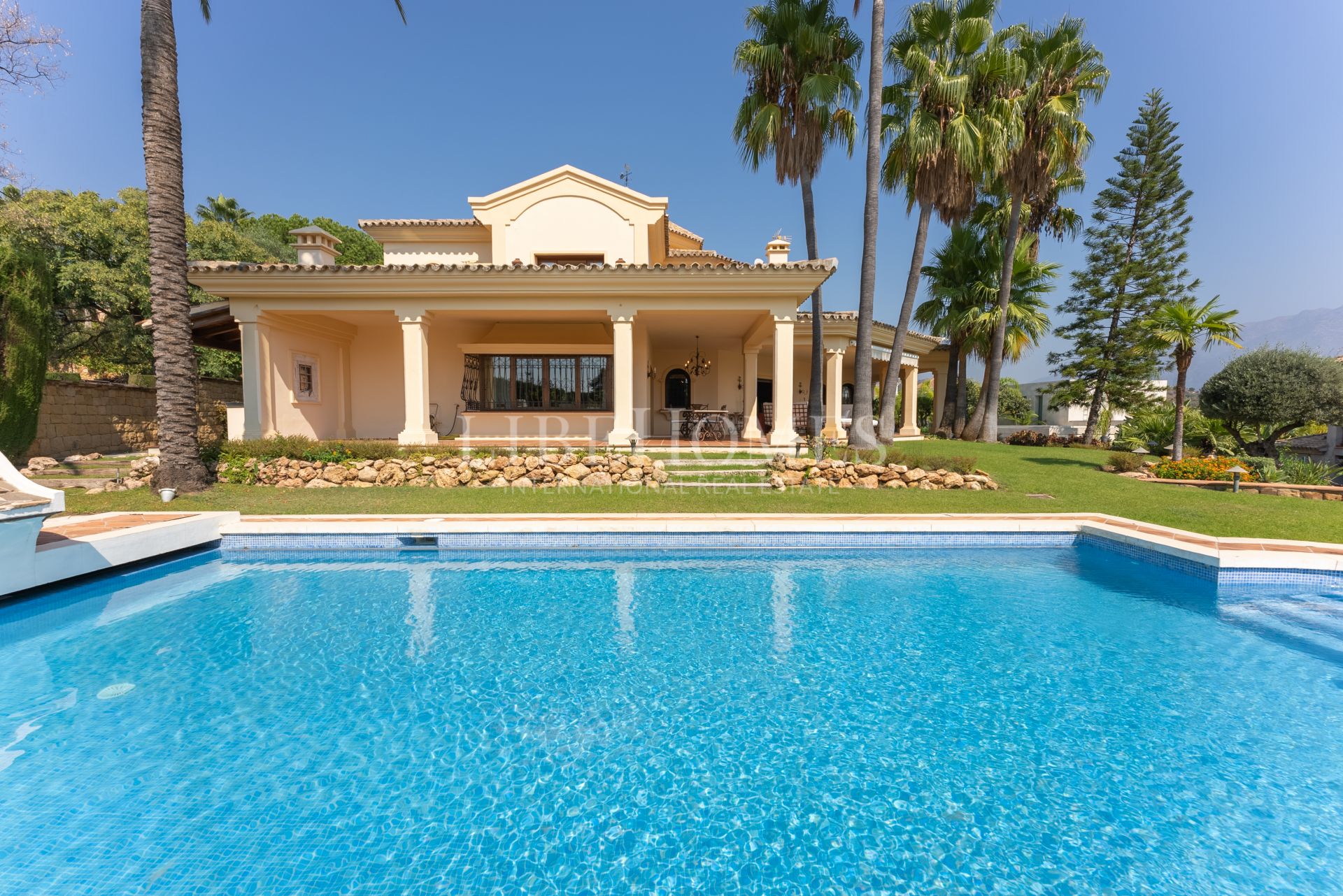 Preciosa villa de estilo tradicional andaluz en La Quinta, Benahavis