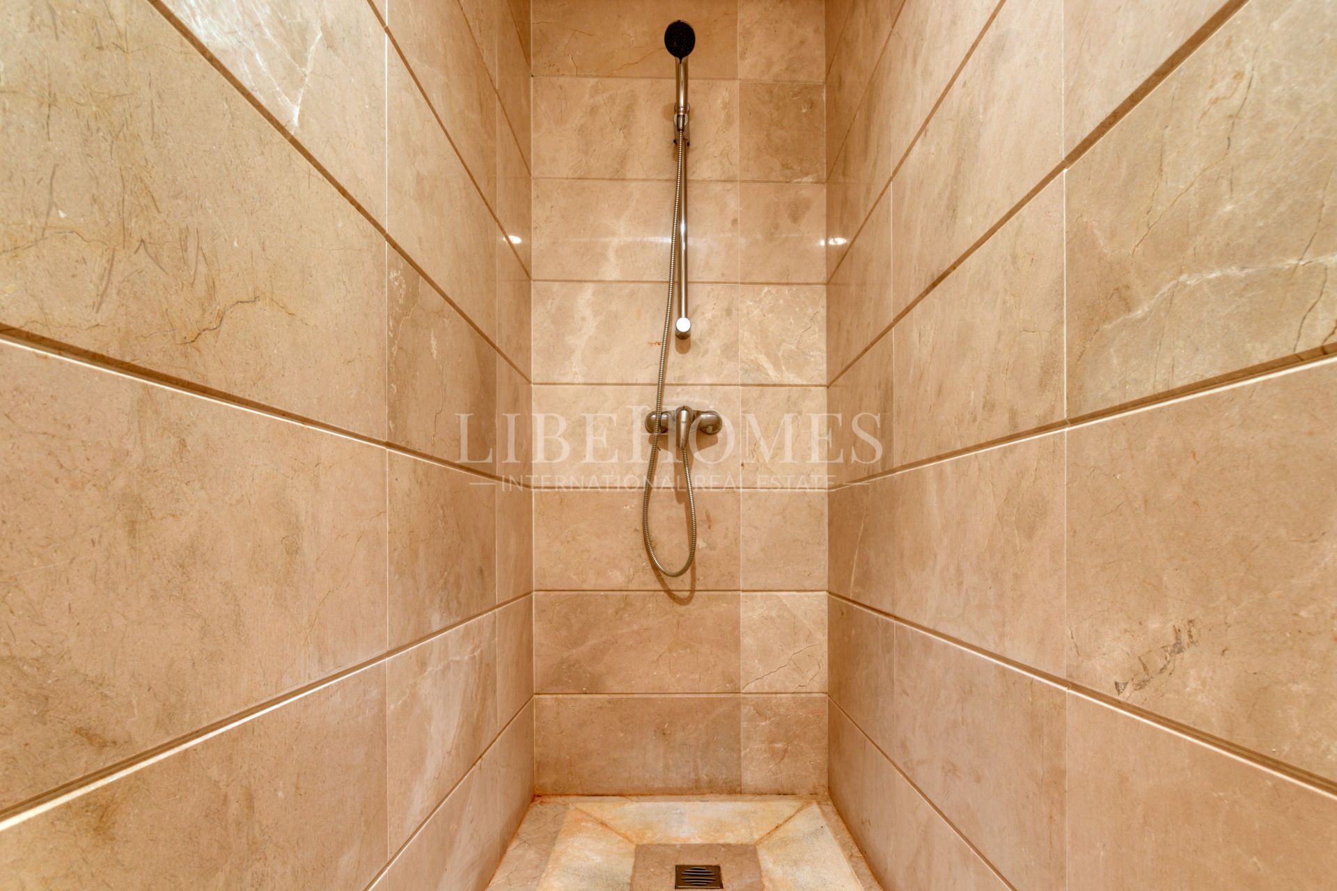 Bajo orientado al suroeste, con jardín, a 150 mtrs del mar en Estepona