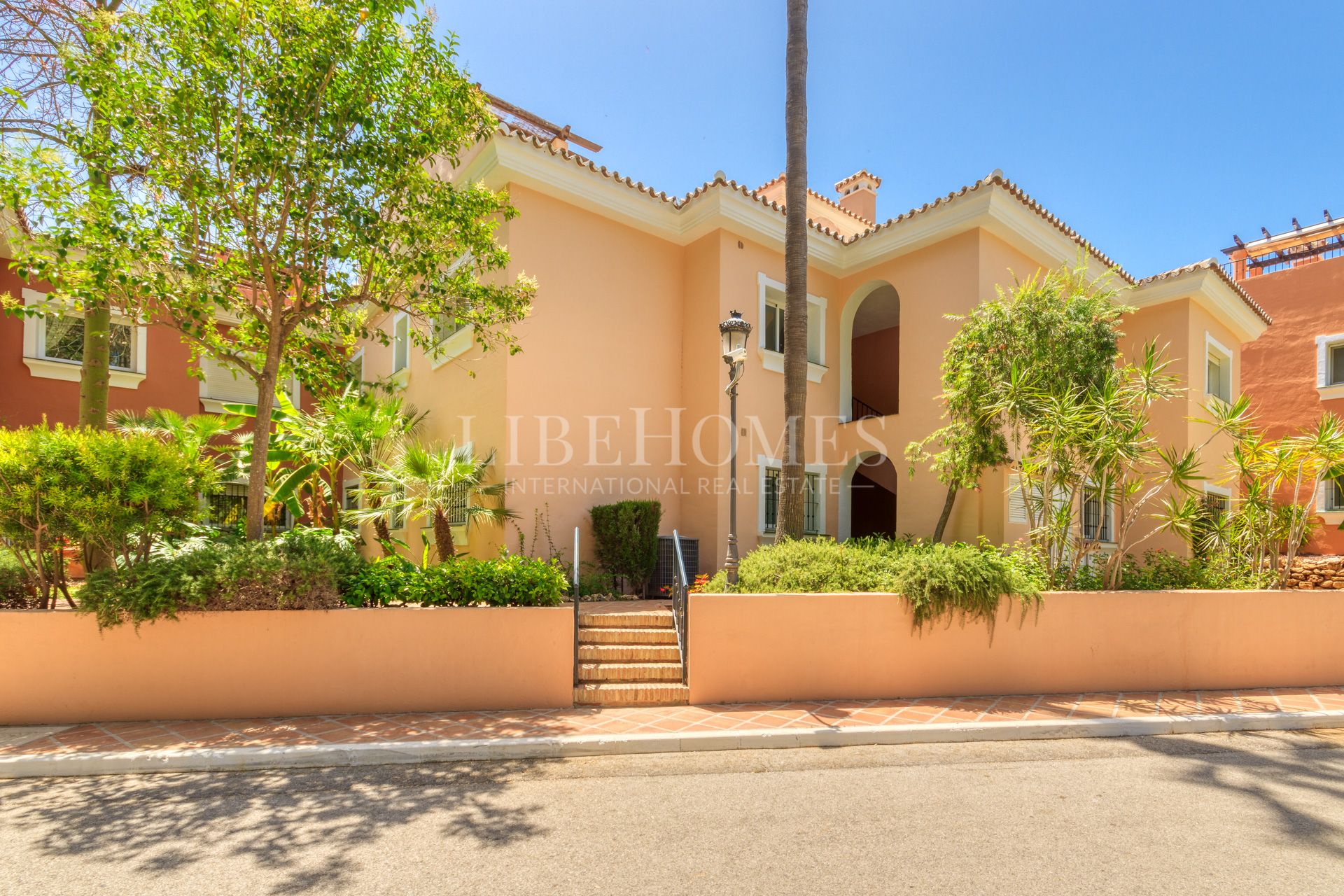 Bajo orientado al suroeste, con jardín, a 150 mtrs del mar en Estepona