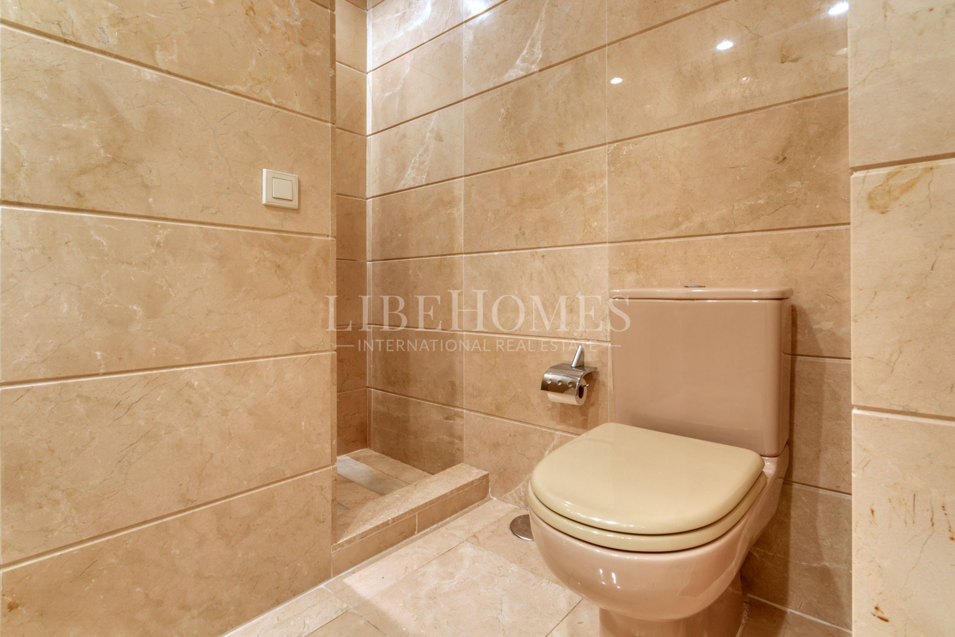 Bajo orientado al suroeste, con jardín, a 150 mtrs del mar en Estepona