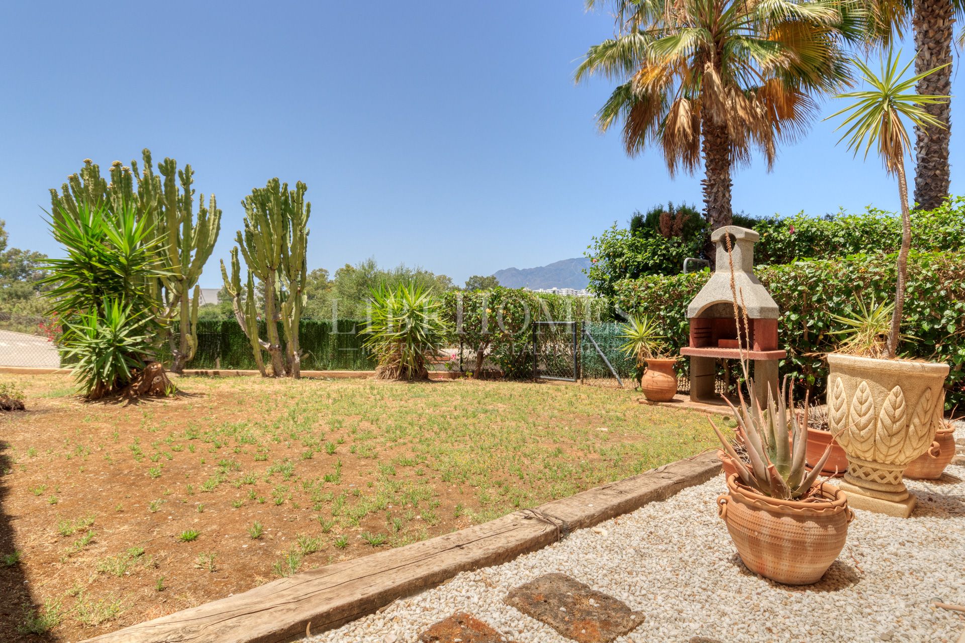 Bajo orientado al suroeste, con jardín, a 150 mtrs del mar en Estepona