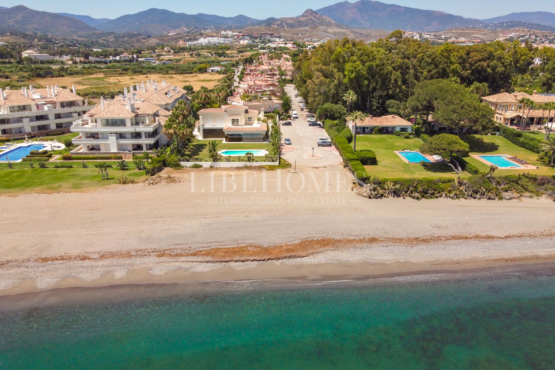 Ground floor with a large garden, 150 mts to the sea, in Estepona