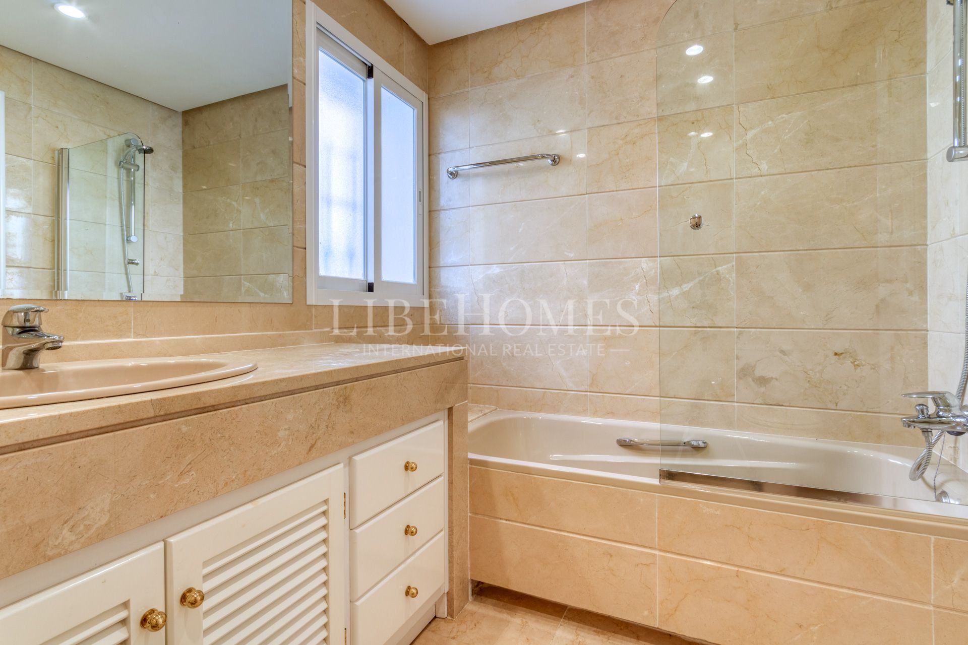 Bajo orientado al suroeste, con jardín, a 150 mtrs del mar en Estepona