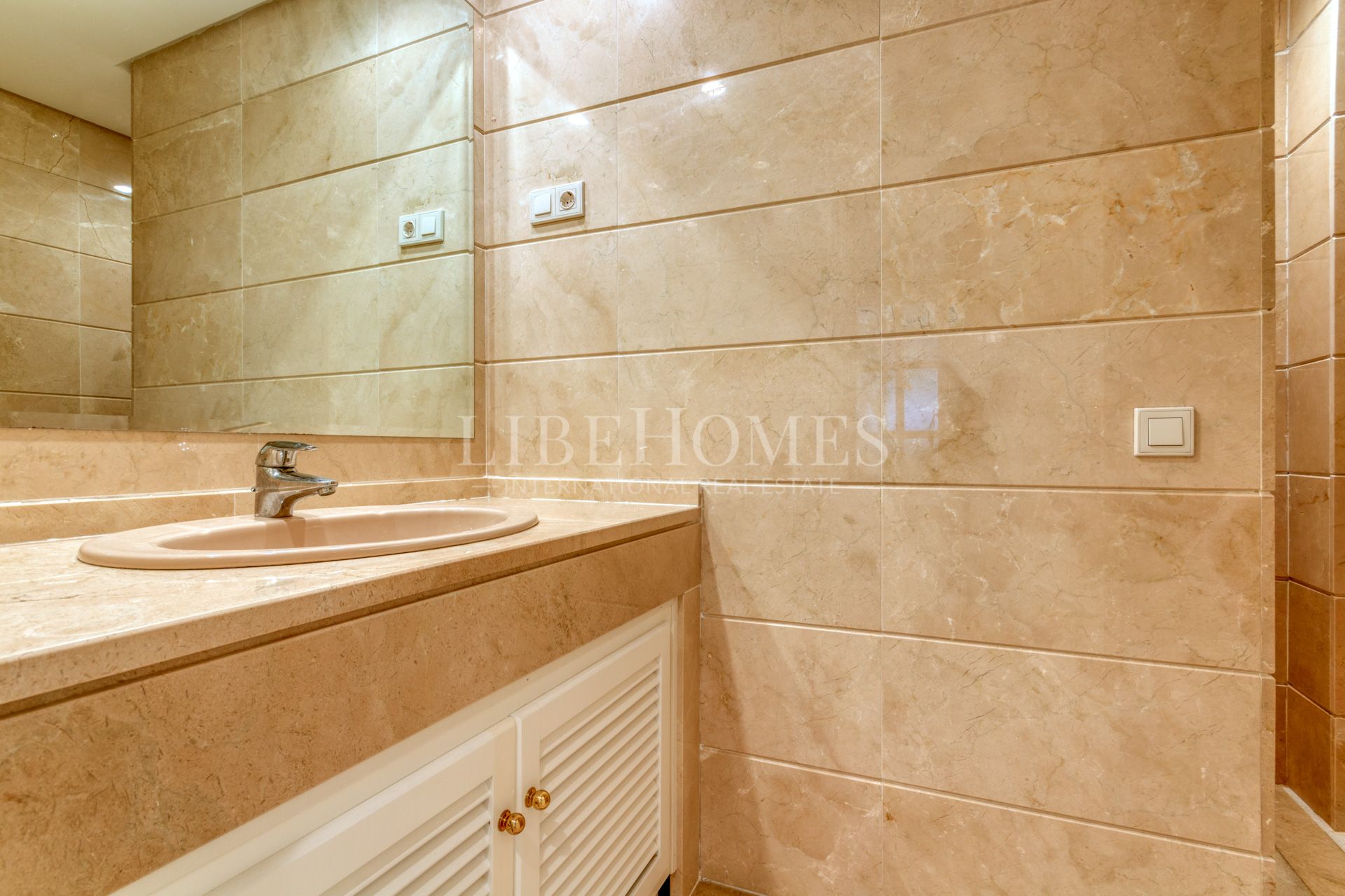 Bajo orientado al suroeste, con jardín, a 150 mtrs del mar en Estepona