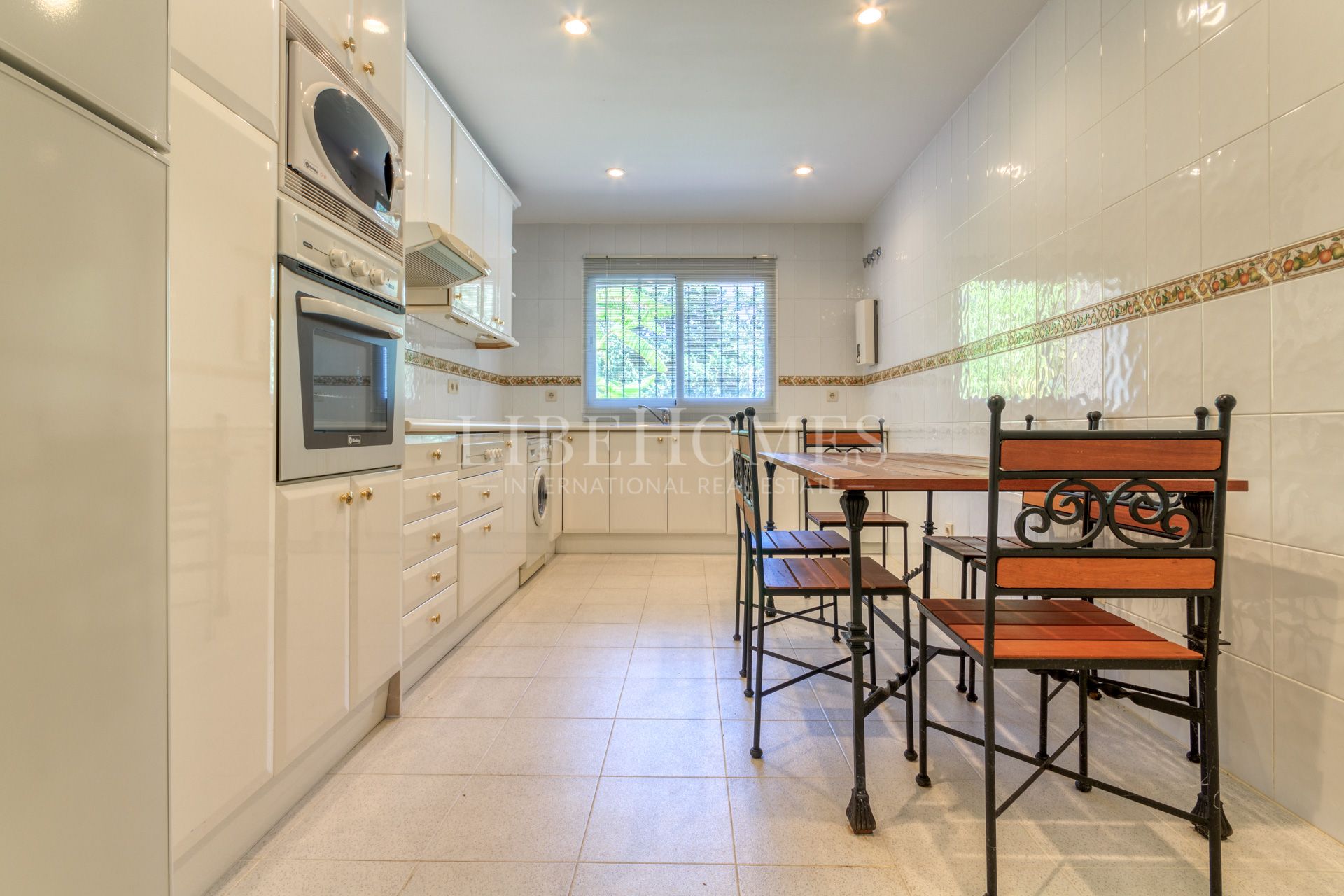 Bajo orientado al suroeste, con jardín, a 150 mtrs del mar en Estepona