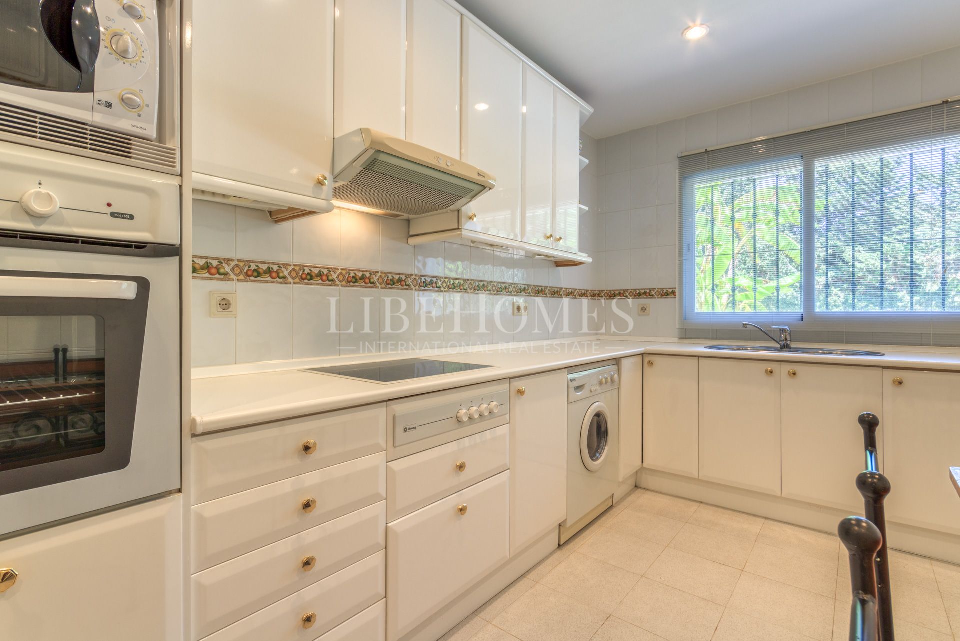 Bajo orientado al suroeste, con jardín, a 150 mtrs del mar en Estepona