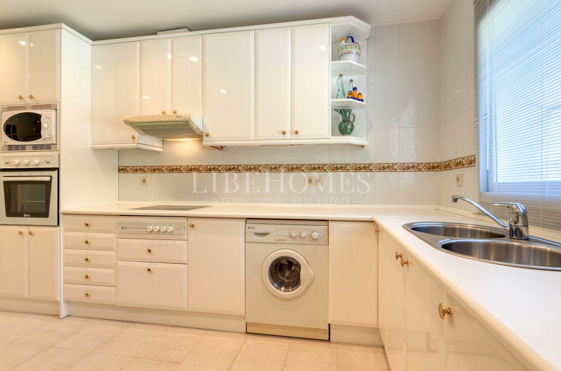 Bajo orientado al suroeste, con jardín, a 150 mtrs del mar en Estepona