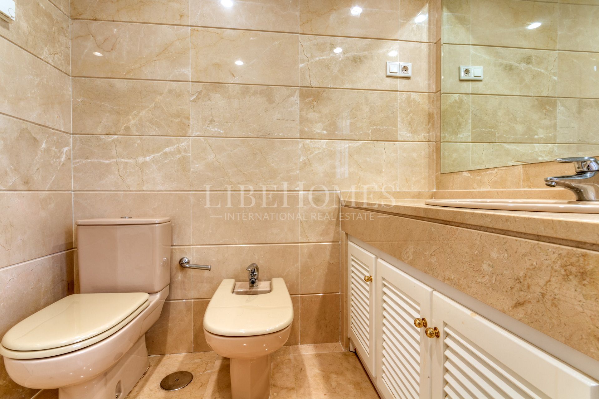 Bajo orientado al suroeste, con jardín, a 150 mtrs del mar en Estepona