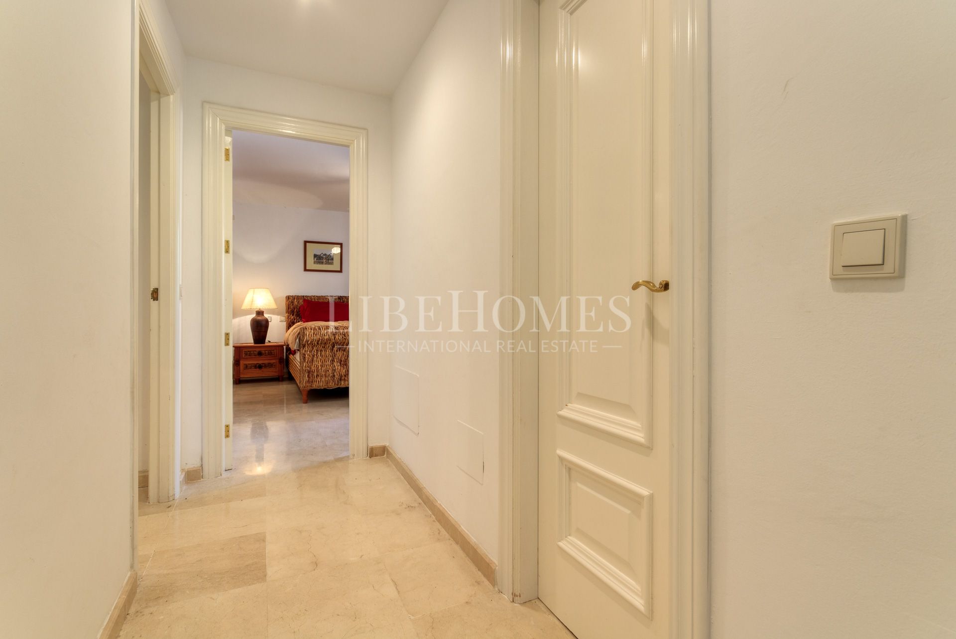 Bajo orientado al suroeste, con jardín, a 150 mtrs del mar en Estepona