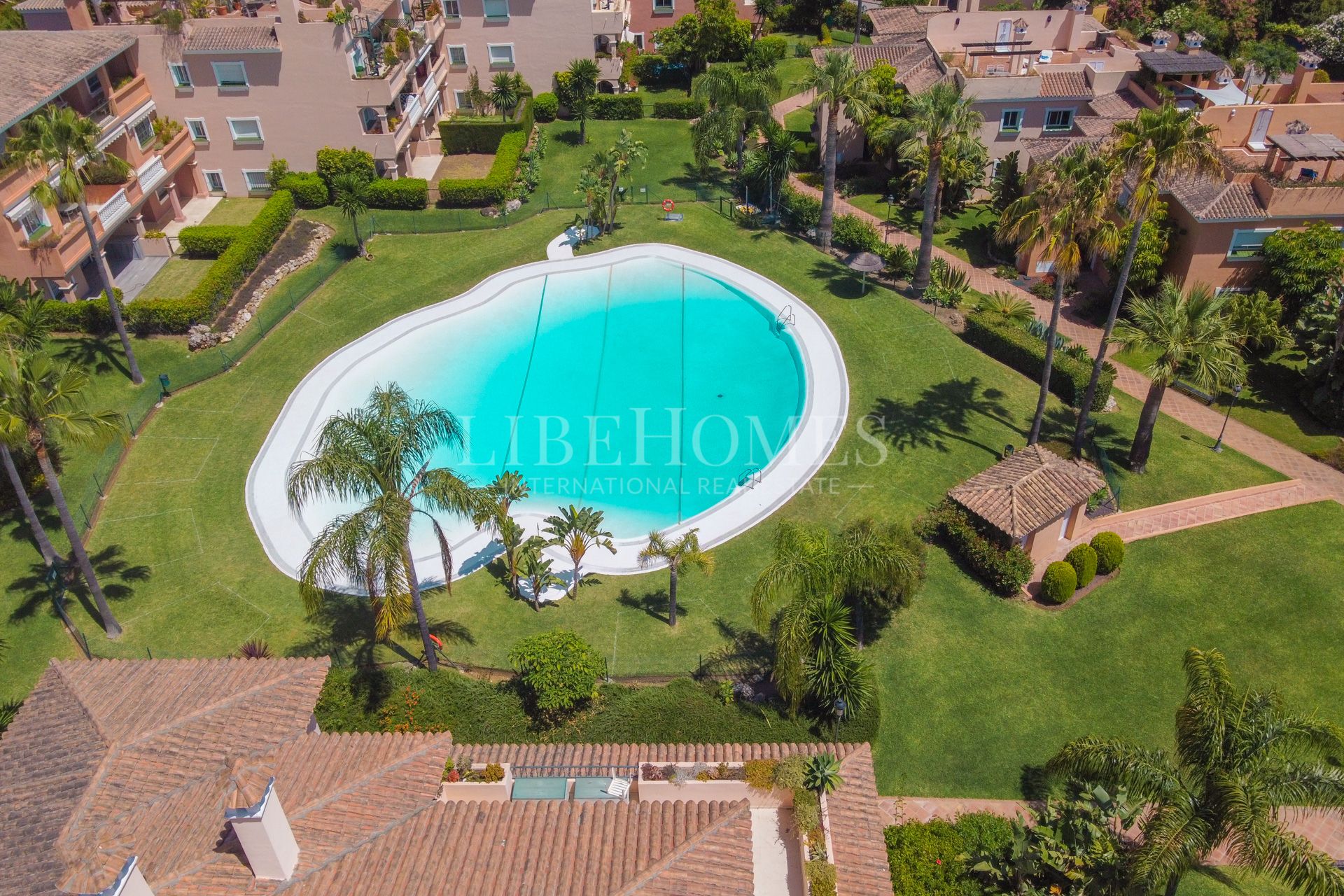 Bajo orientado al suroeste, con jardín, a 150 mtrs del mar en Estepona