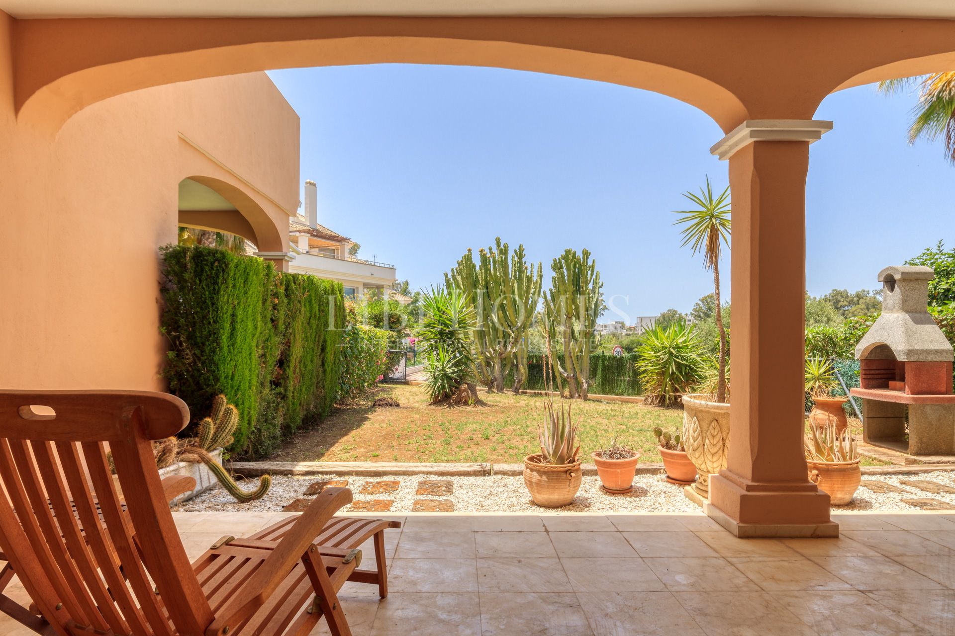 Bajo orientado al suroeste, con jardín, a 150 mtrs del mar en Estepona