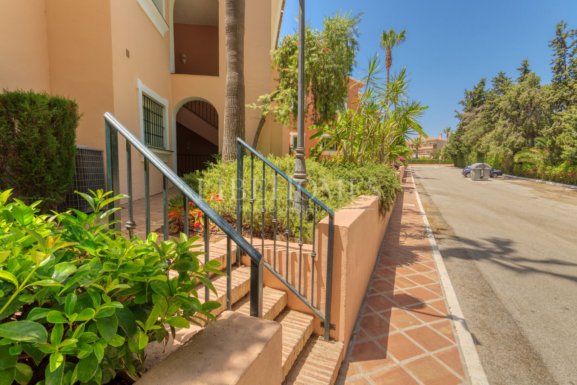 Bajo orientado al suroeste, con jardín, a 150 mtrs del mar en Estepona