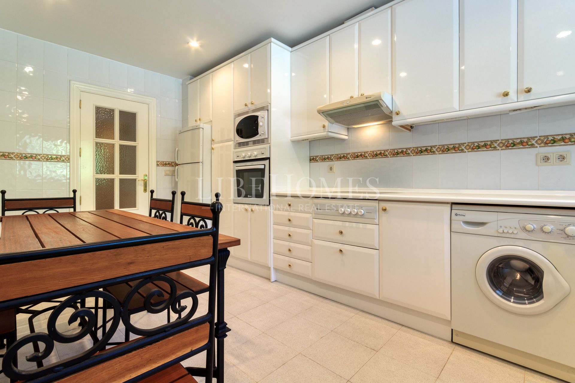 Bajo orientado al suroeste, con jardín, a 150 mtrs del mar en Estepona