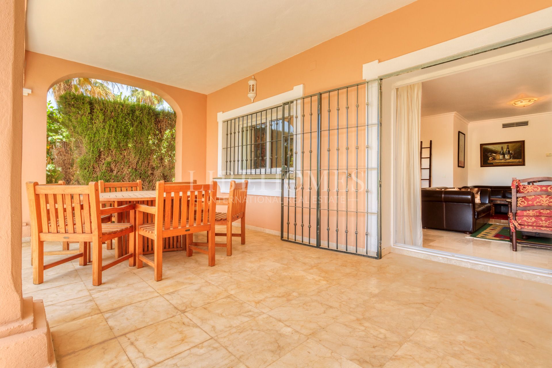 Bajo orientado al suroeste, con jardín, a 150 mtrs del mar en Estepona