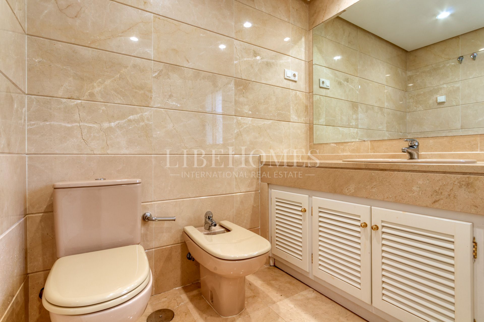 Bajo orientado al suroeste, con jardín, a 150 mtrs del mar en Estepona