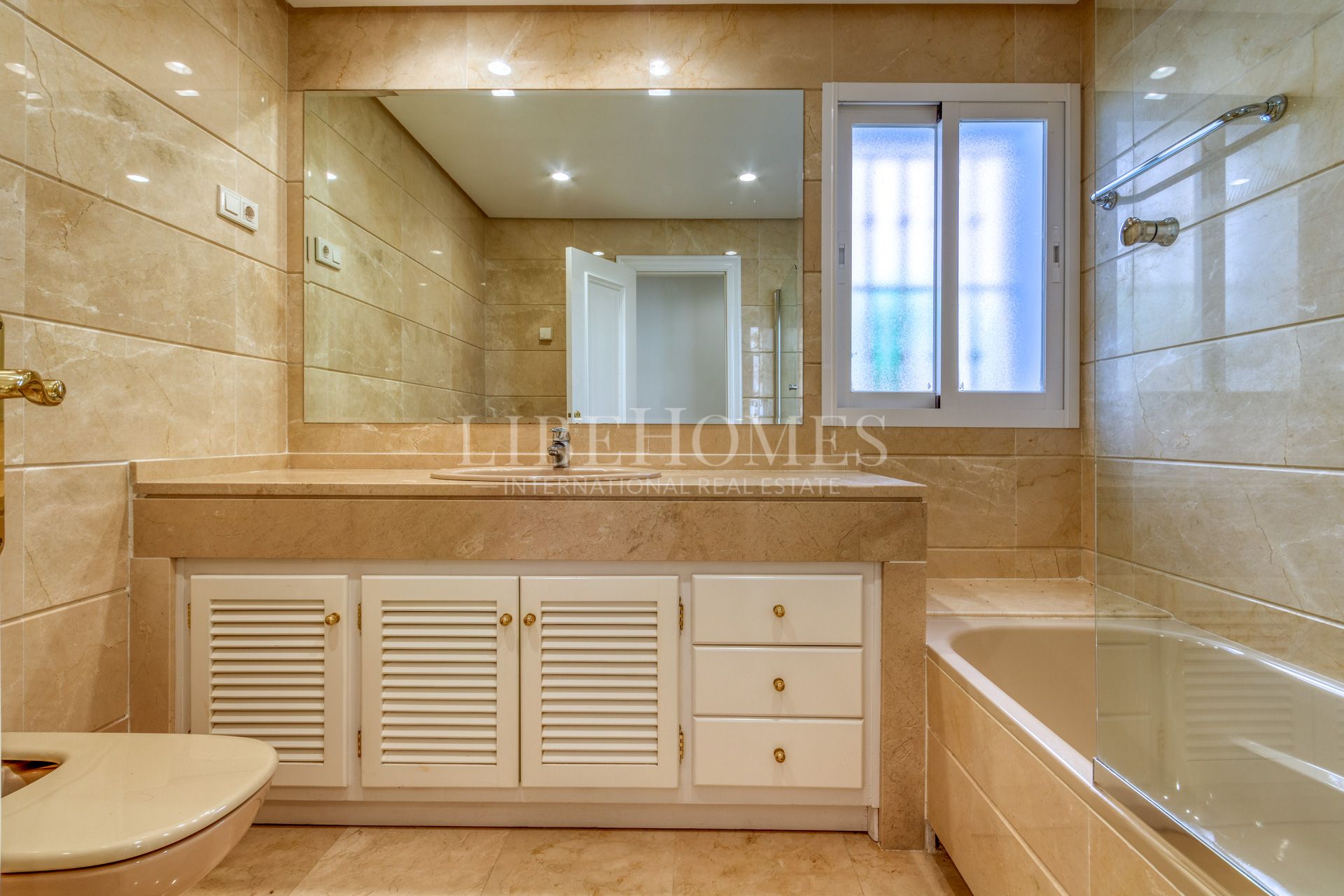 Bajo orientado al suroeste, con jardín, a 150 mtrs del mar en Estepona