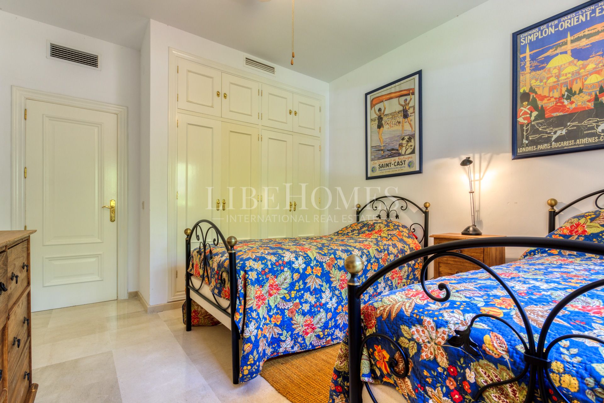 Bajo orientado al suroeste, con jardín, a 150 mtrs del mar en Estepona