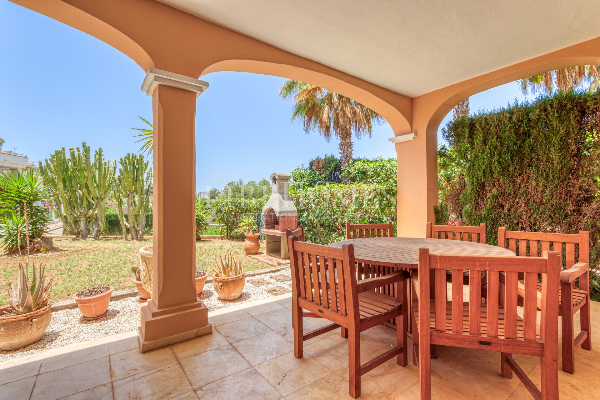 Bajo orientado al suroeste, con jardín, a 150 mtrs del mar en Estepona