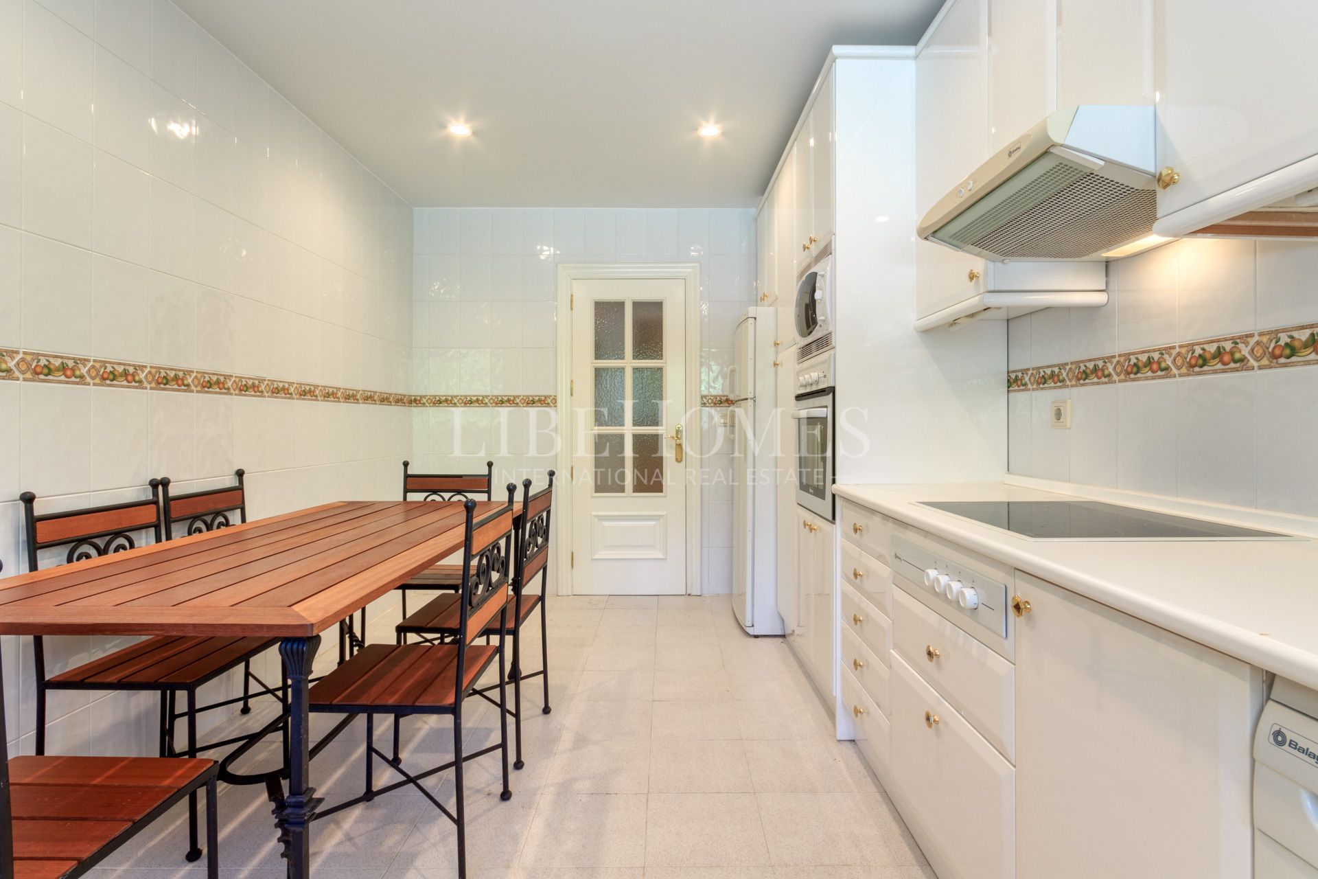 Bajo orientado al suroeste, con jardín, a 150 mtrs del mar en Estepona