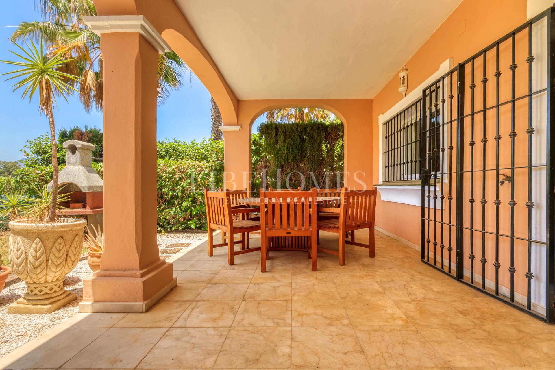 Bajo orientado al suroeste, con jardín, a 150 mtrs del mar en Estepona