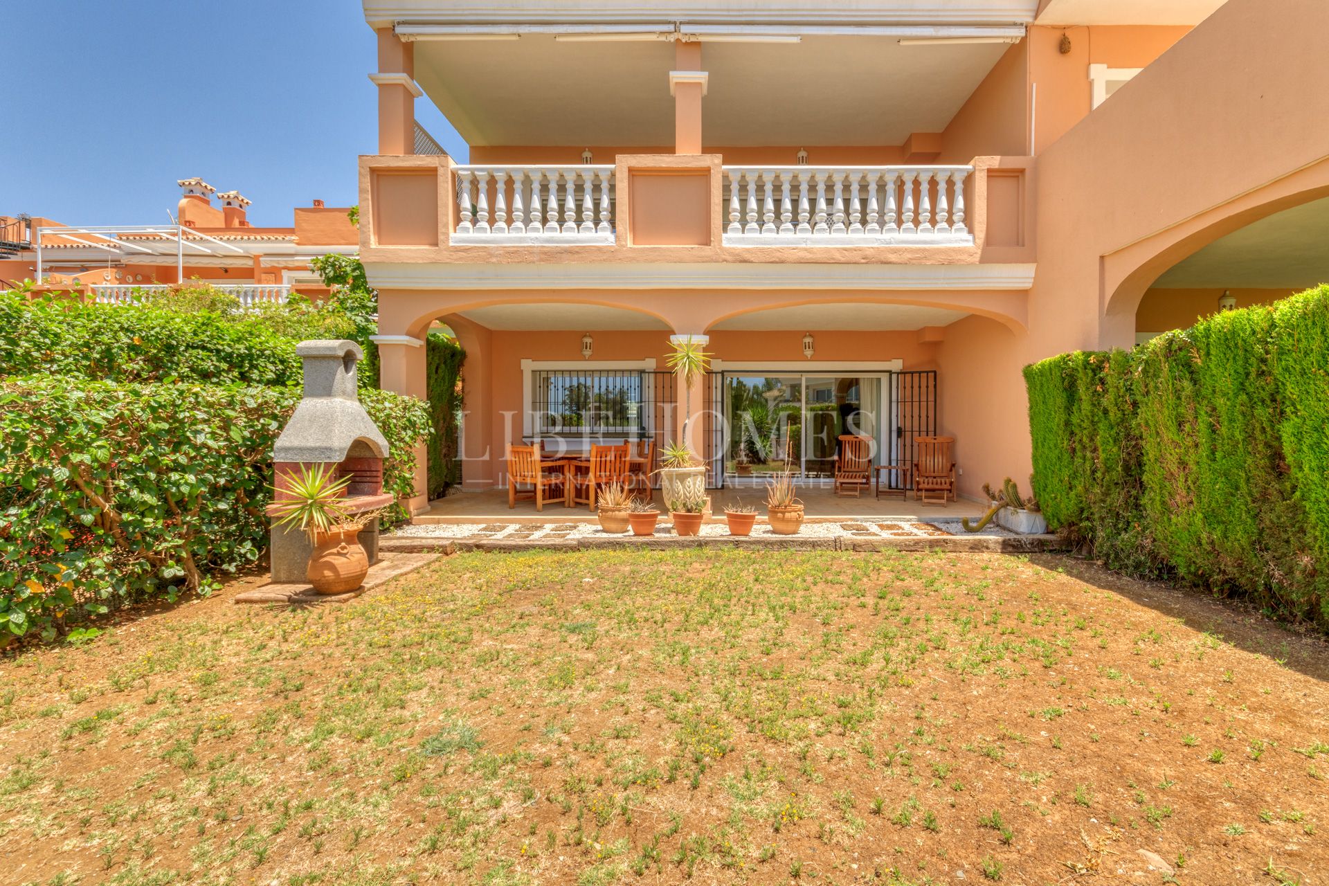 Ground floor with a large garden, 150 mts to the sea, in Estepona