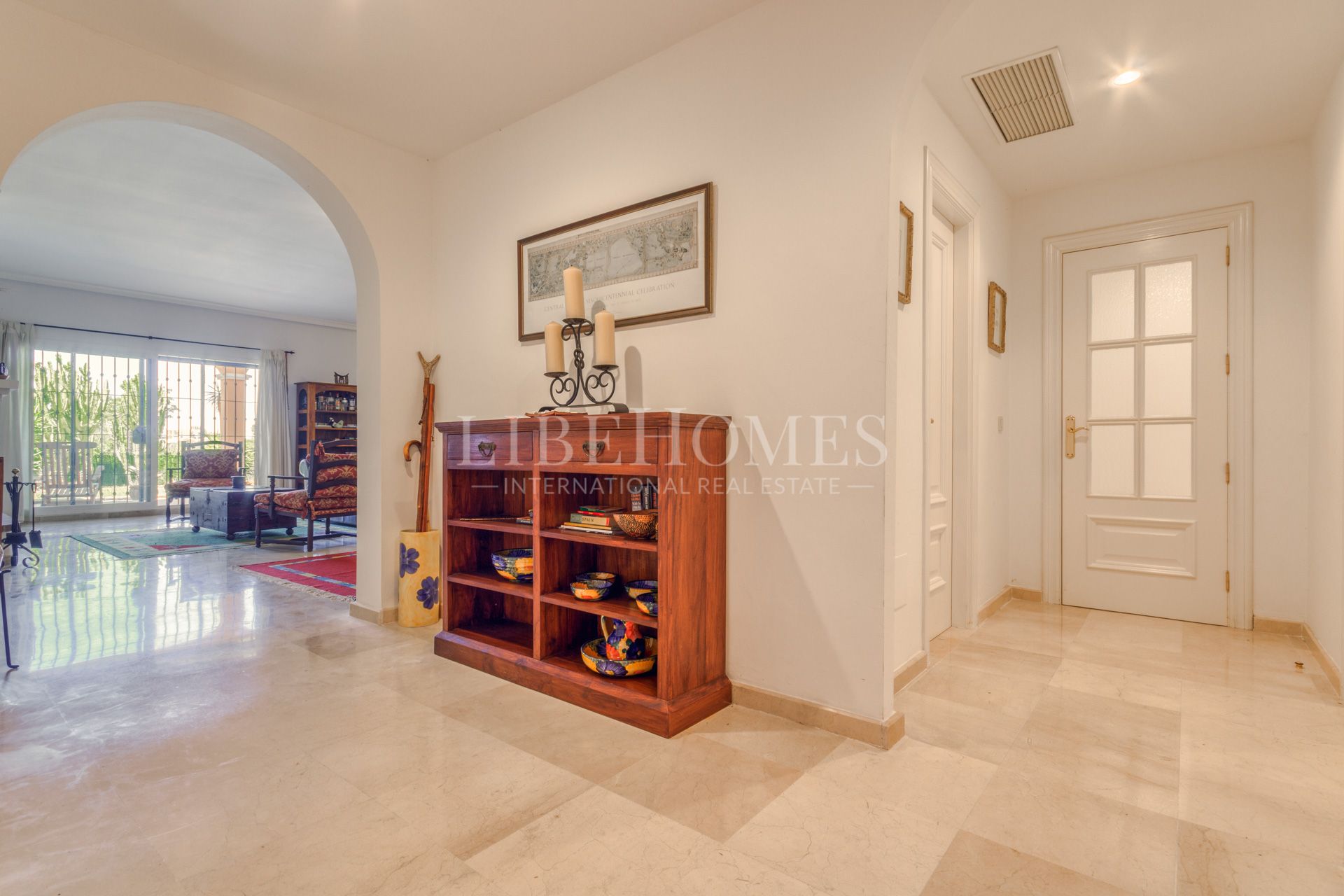 Bajo orientado al suroeste, con jardín, a 150 mtrs del mar en Estepona