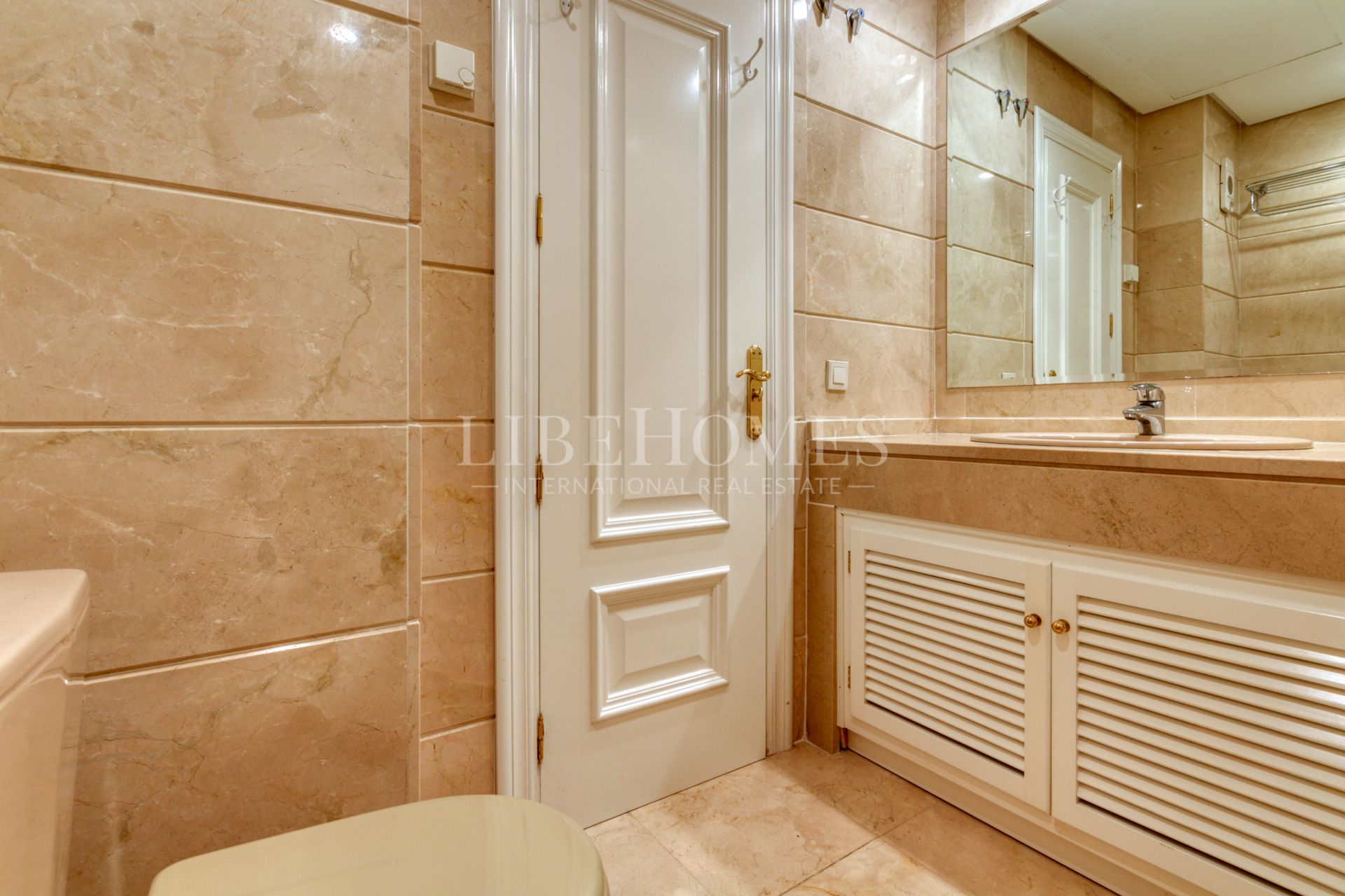 Bajo orientado al suroeste, con jardín, a 150 mtrs del mar en Estepona