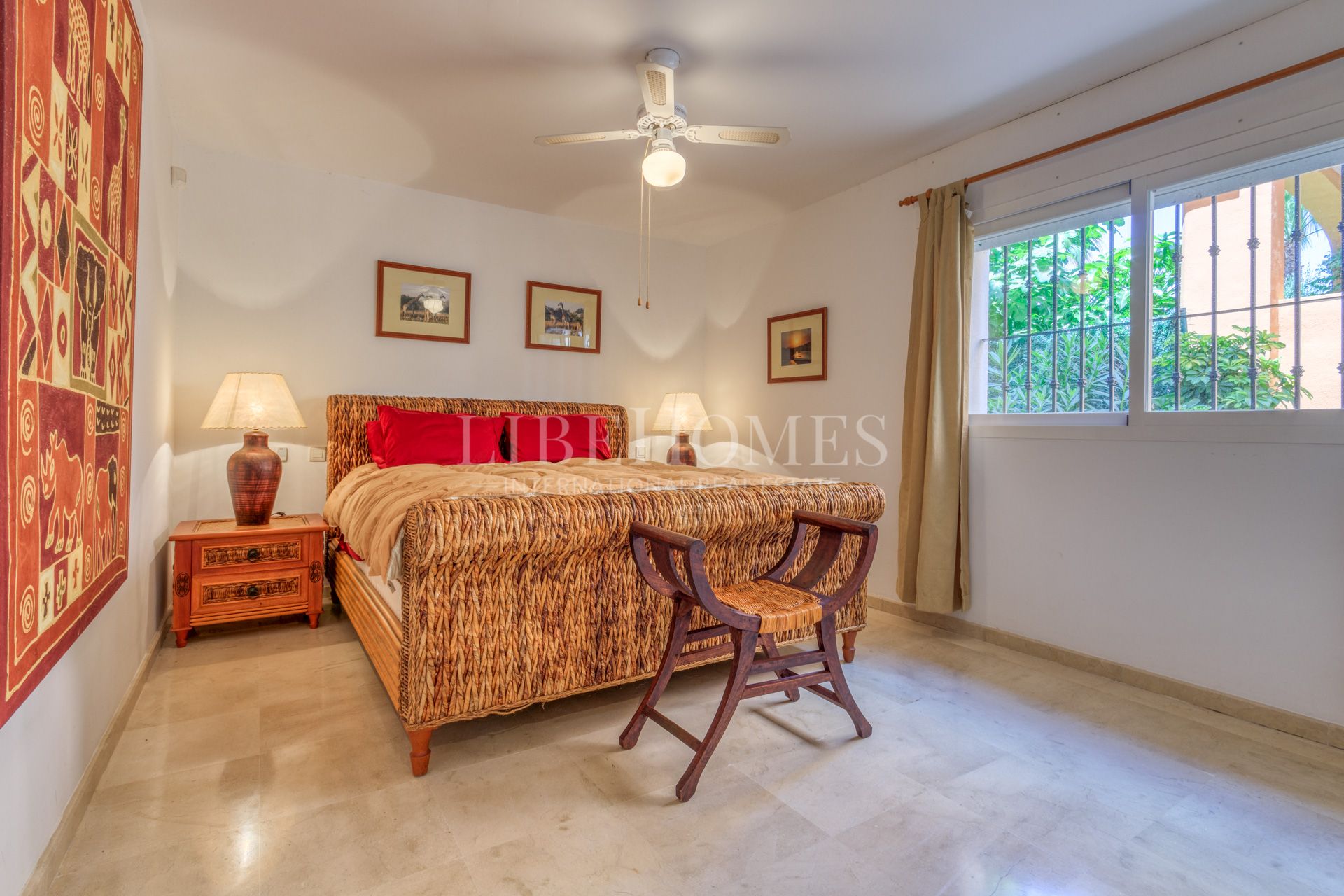 Bajo orientado al suroeste, con jardín, a 150 mtrs del mar en Estepona