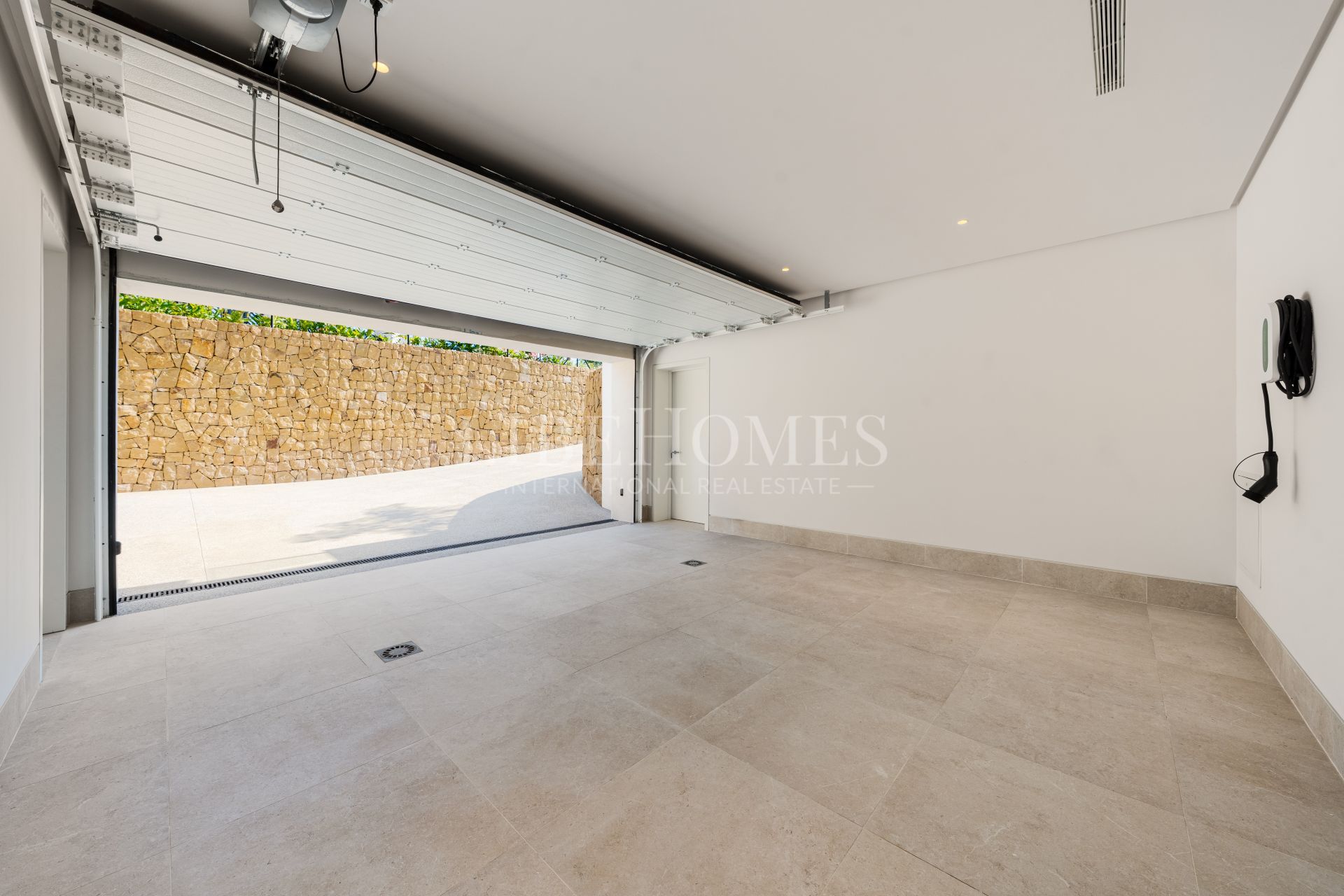 Modern style, top luxury villa with sea views in Marbella Golden Mile