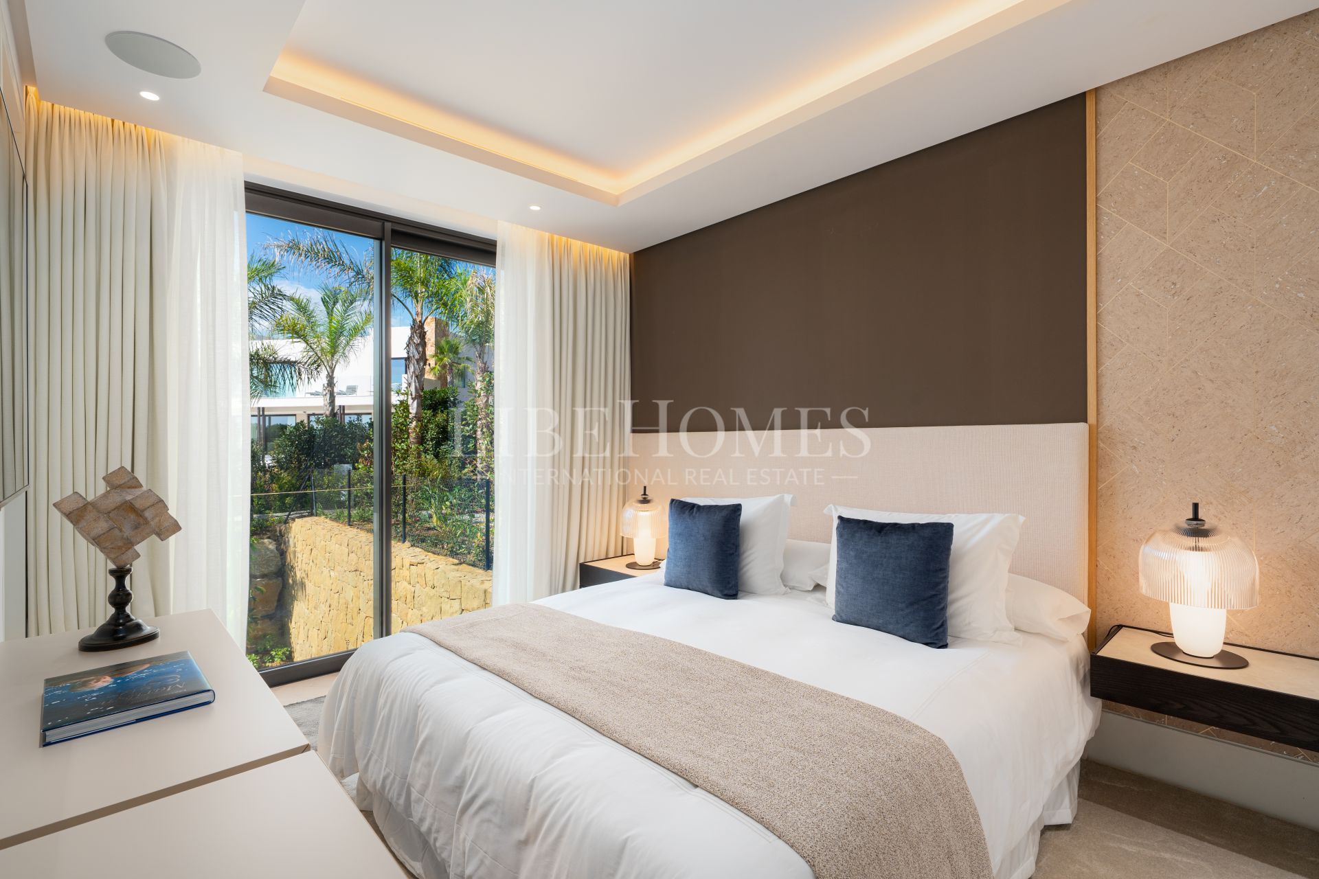 Modern style, top luxury villa with sea views in Marbella Golden Mile