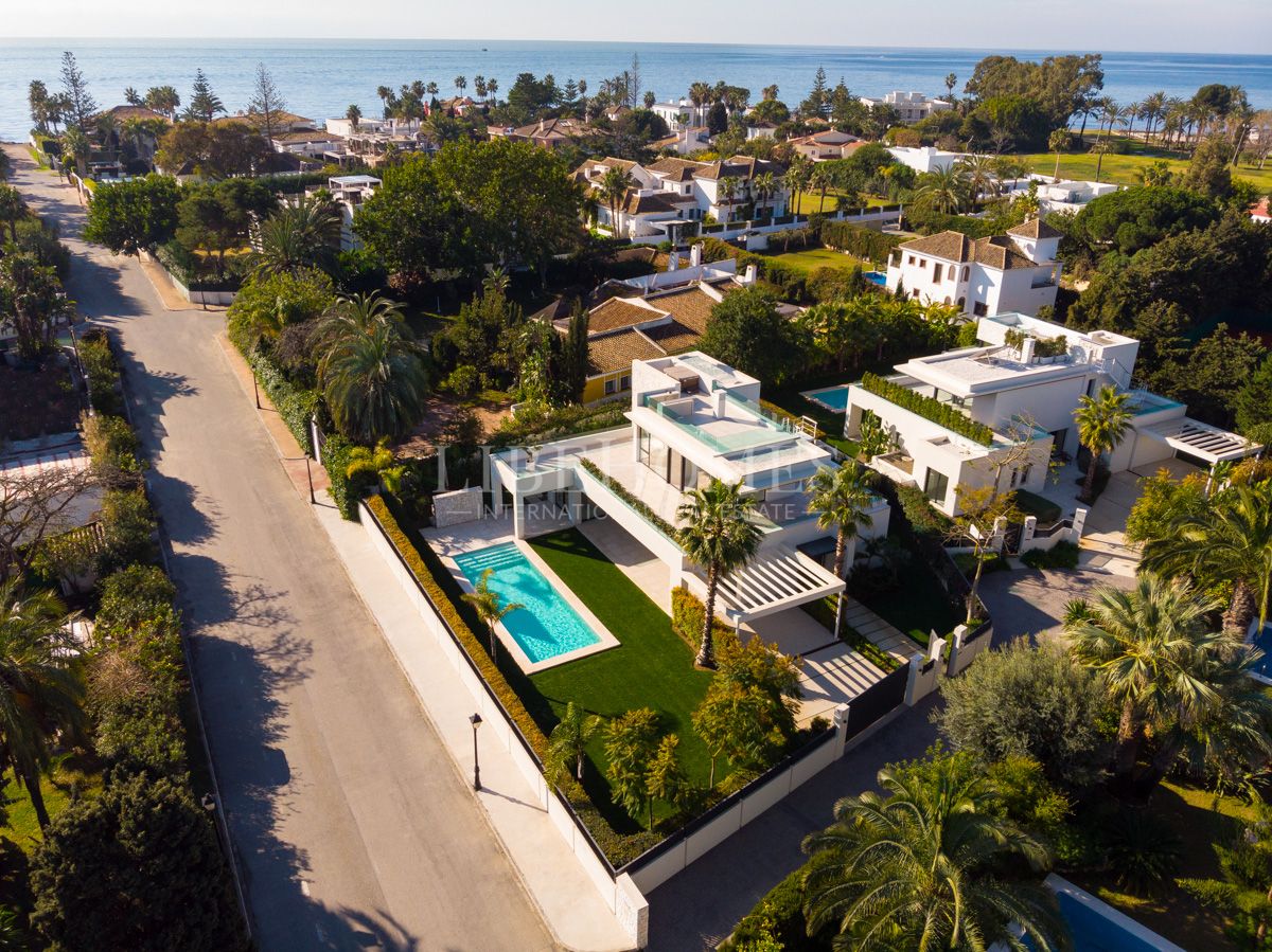 New villa, key ready, a short walk to the beach, in Casasola, Estepona