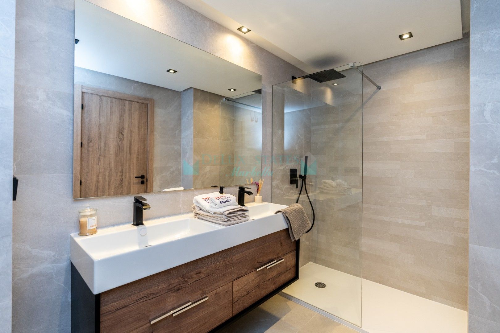 Property development Almazara Gardens, Istan