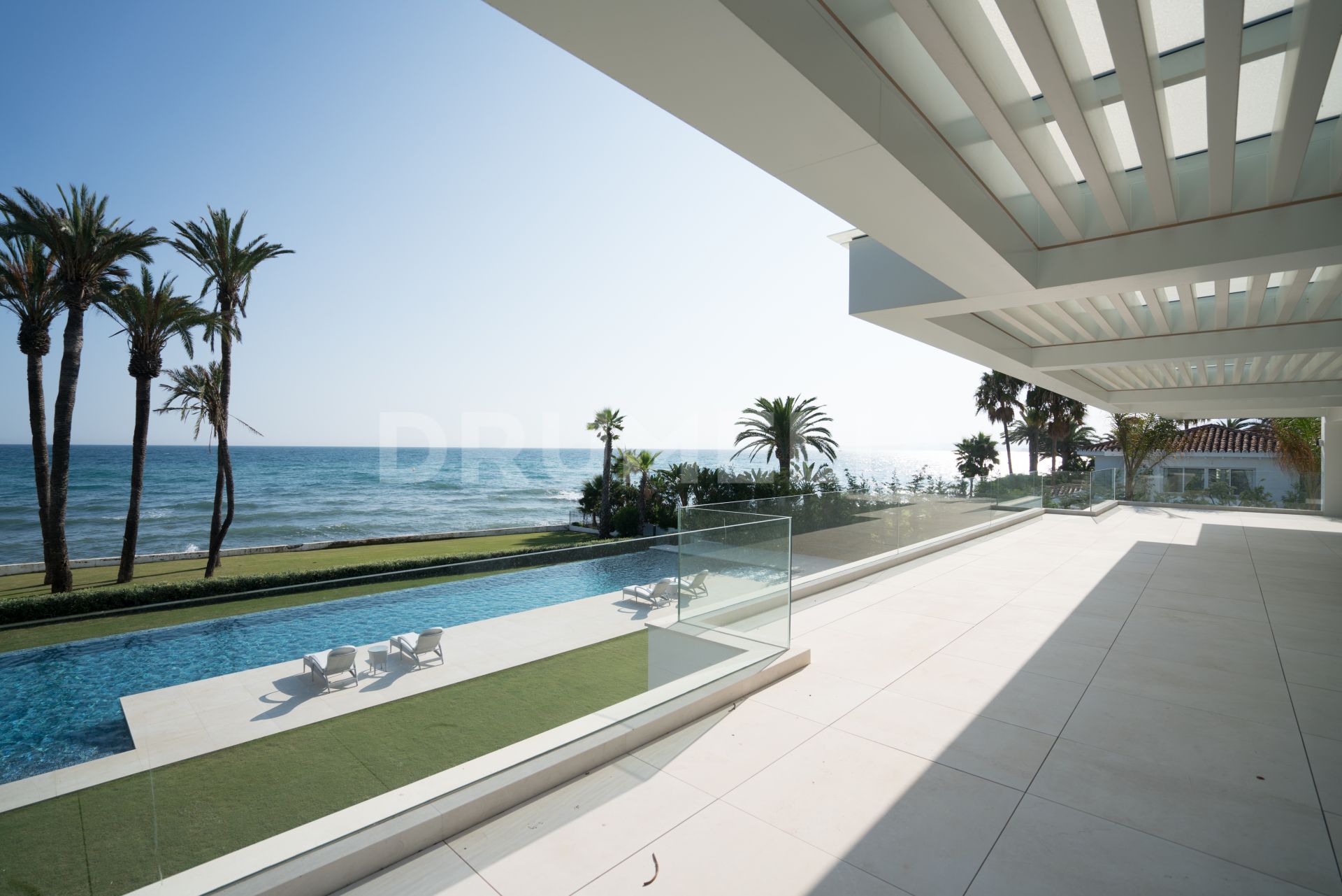 Neue moderne Luxusvilla in Strandnähe mit offenem Meerblick, Marbella