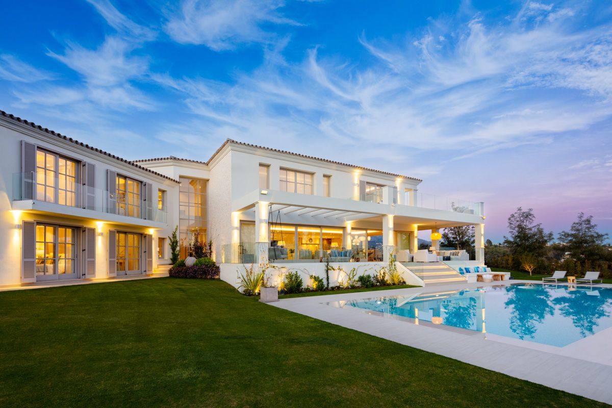 Frontline golf mansion with spectacular views in Aloha