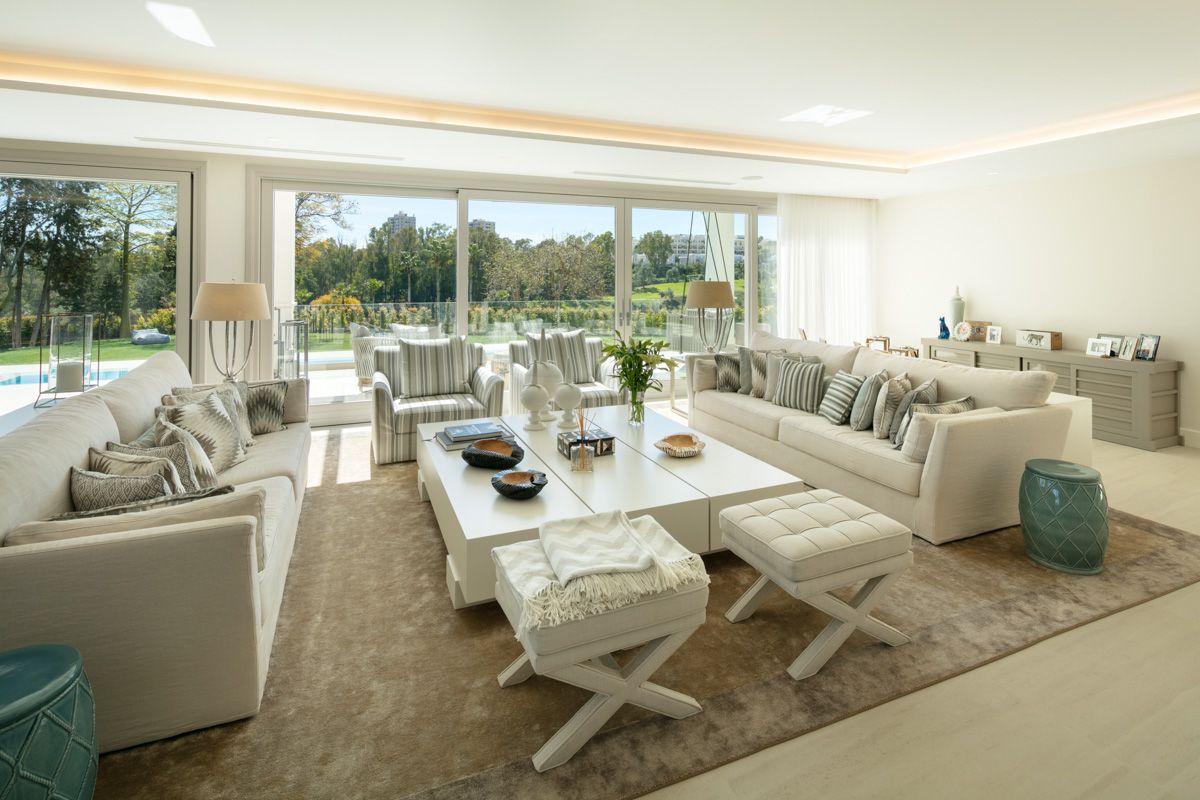 Frontline golf mansion with spectacular views in Aloha