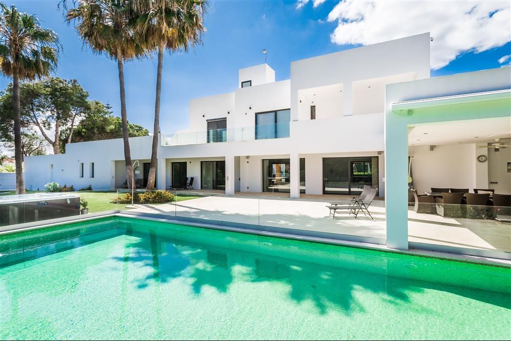 Contemporary villa in Atalaya walking distance to the beach