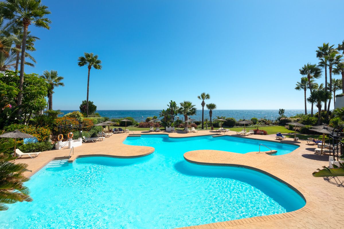Stunning 4 bedroom apartment in a frontline beach development in Puerto Banus