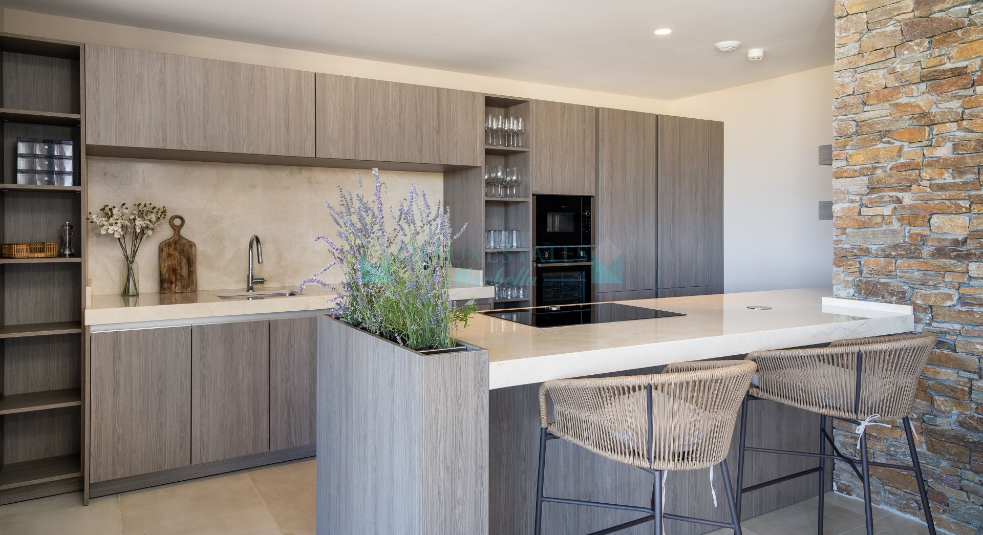 Villa for sale in La Alqueria, Benahavis